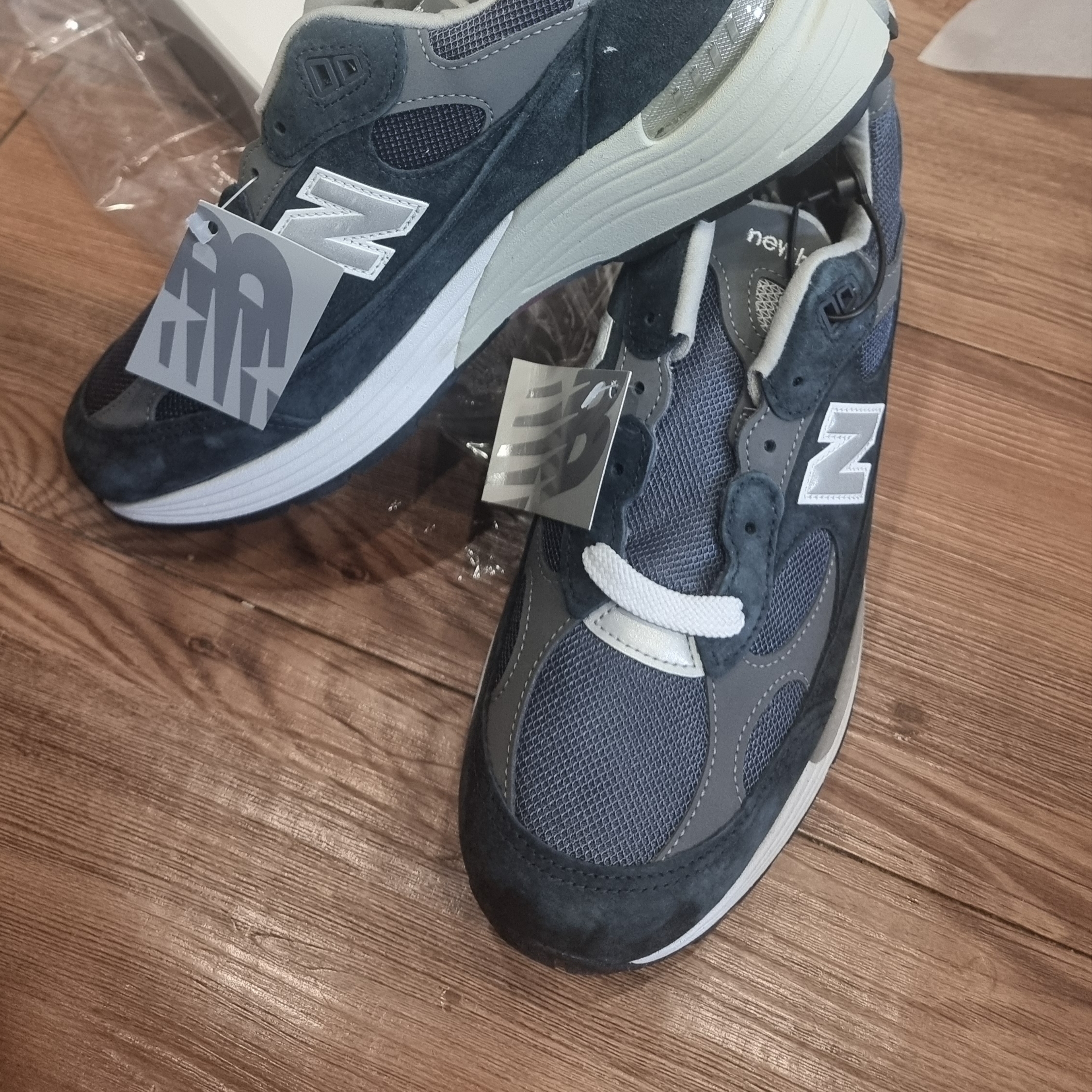 New Balance 992 Made in USA Core Navy 착용 스타일 - 3