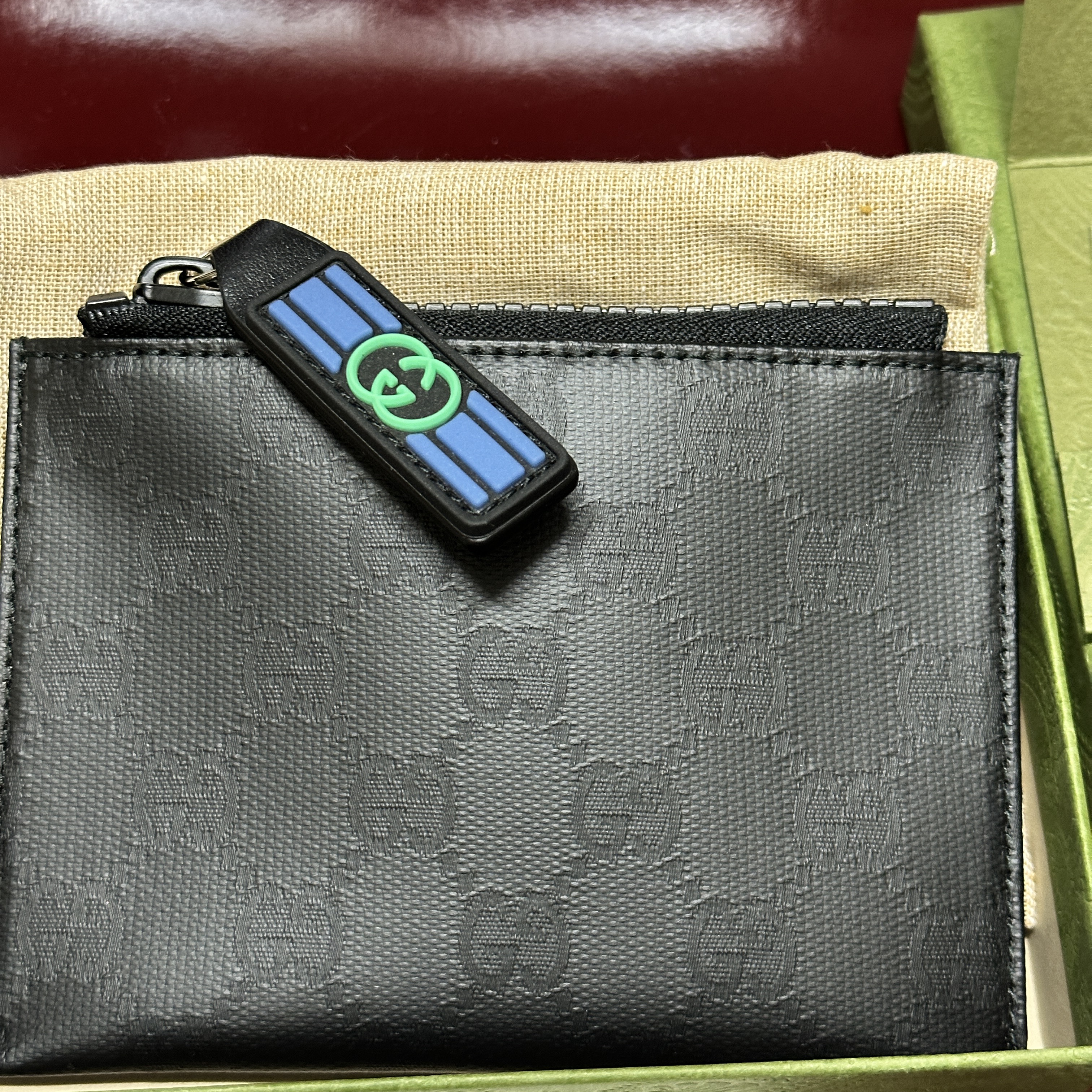 Gucci GG Crystal Card Case Black GG Crystal Canvas 착용 스타일