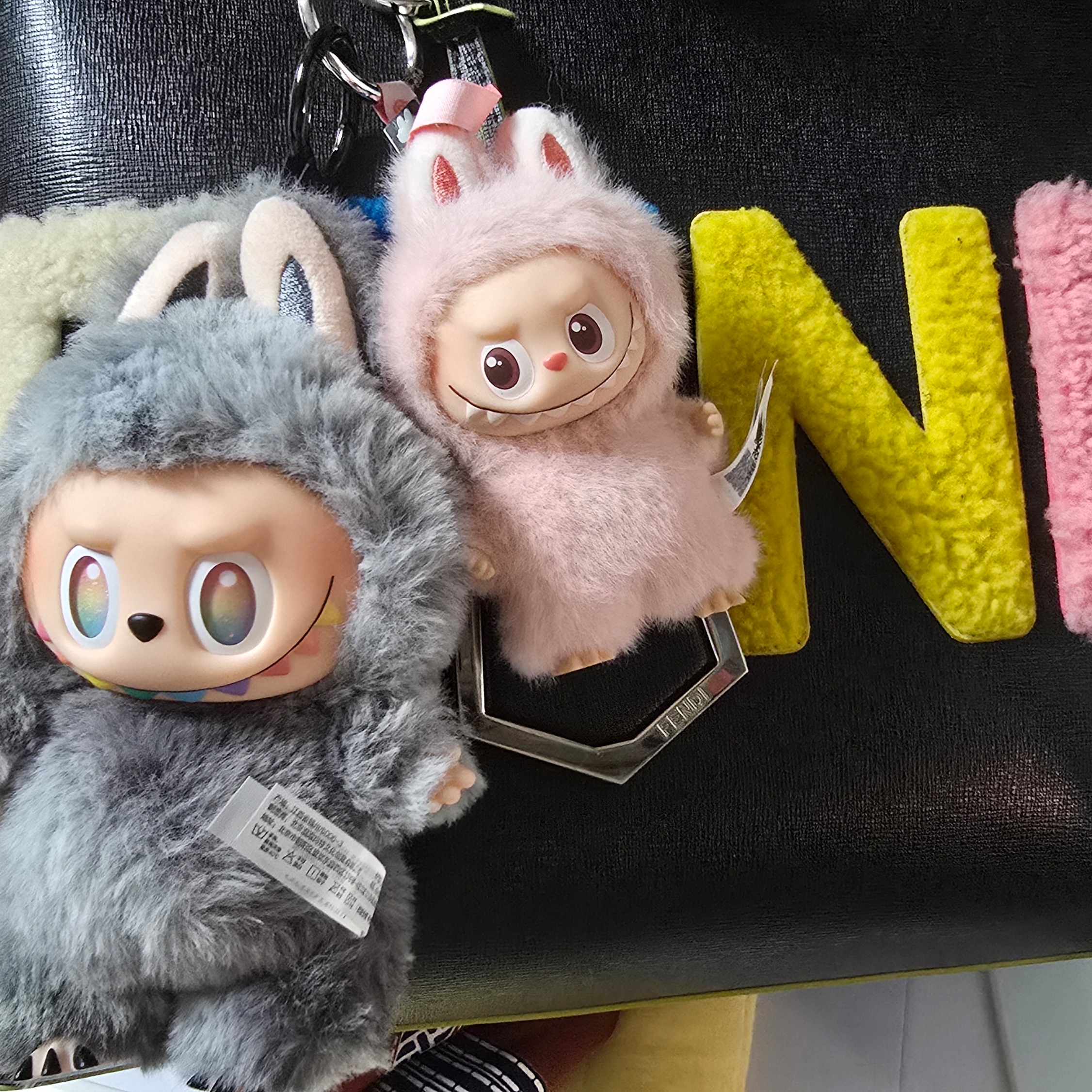 Pop Mart Labubu The Monsters Pin For Love Series Vinyl Plush Pendant Sealed Case (A-M) (1 Blind Box) 착용 스타일