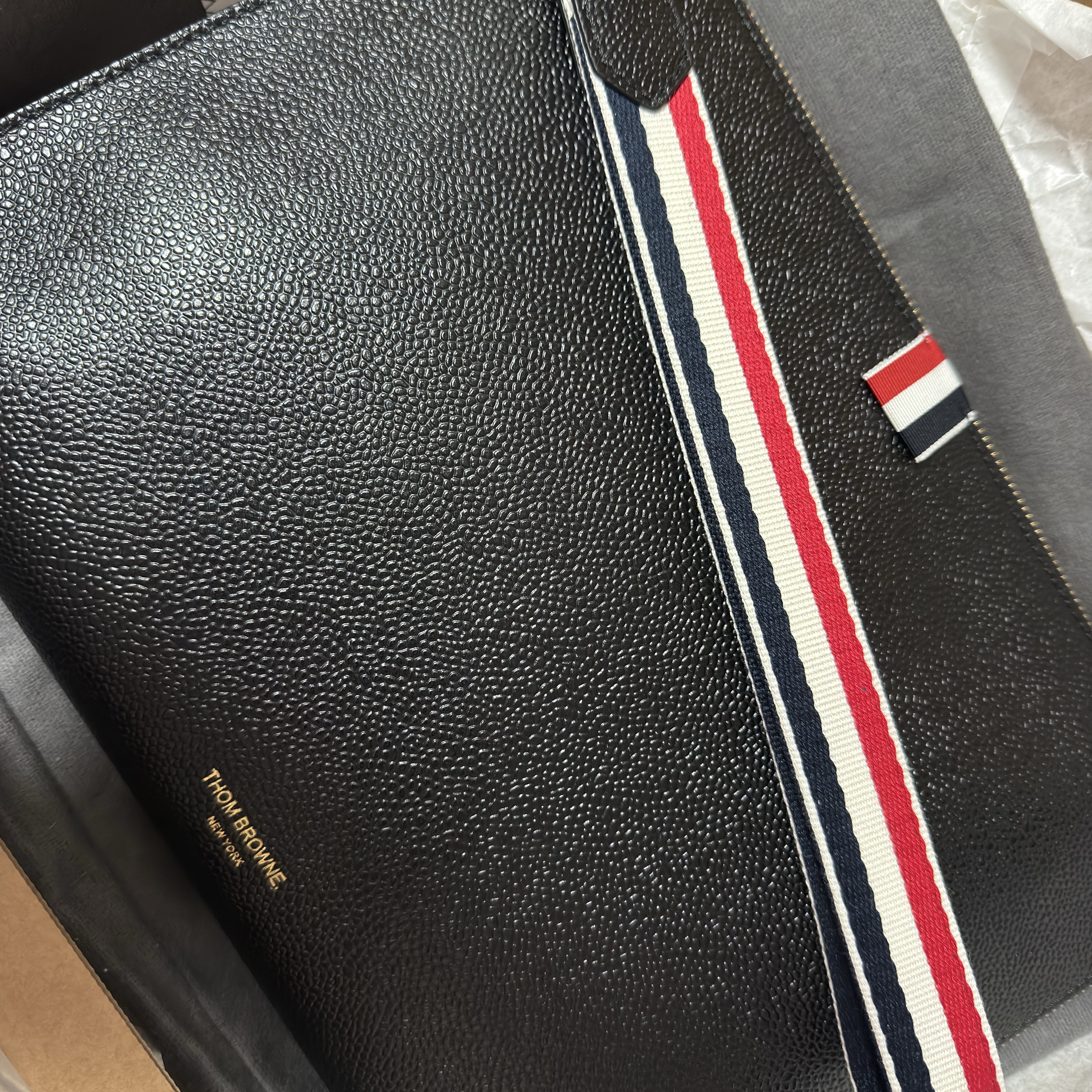 Thom Browne RWB Strap Medium Folio Clutch Black 착용 스타일