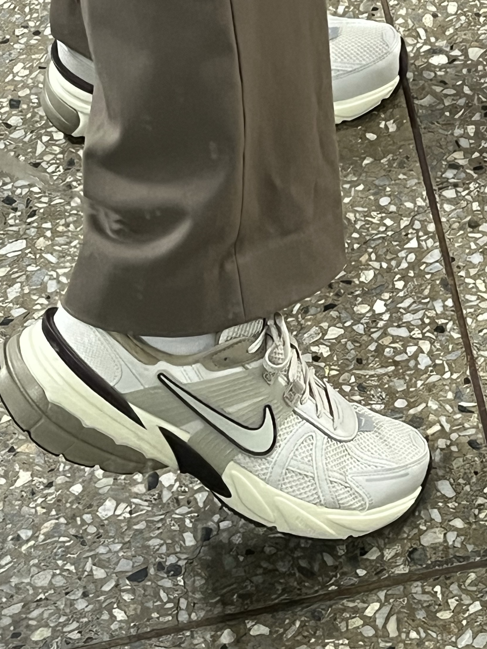 Nike V2K Run Light Orewood Brown Khaki 착용 스타일 - 4