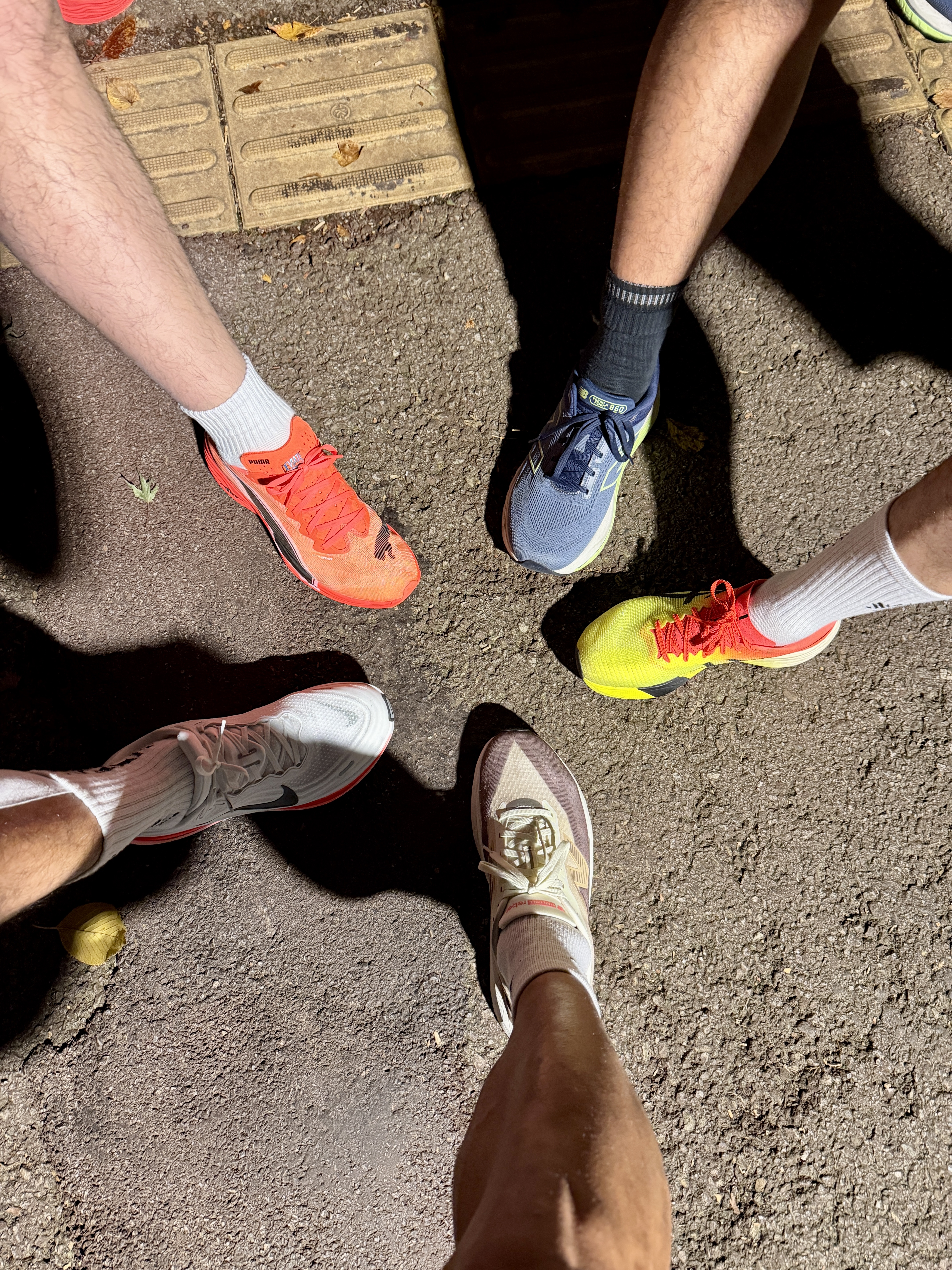 Puma Deviate Nitro Elite 3 Glowing Red Black, Asics Metaspeed Sky Paris Safety Yellow Black 착용 스타일 - 1