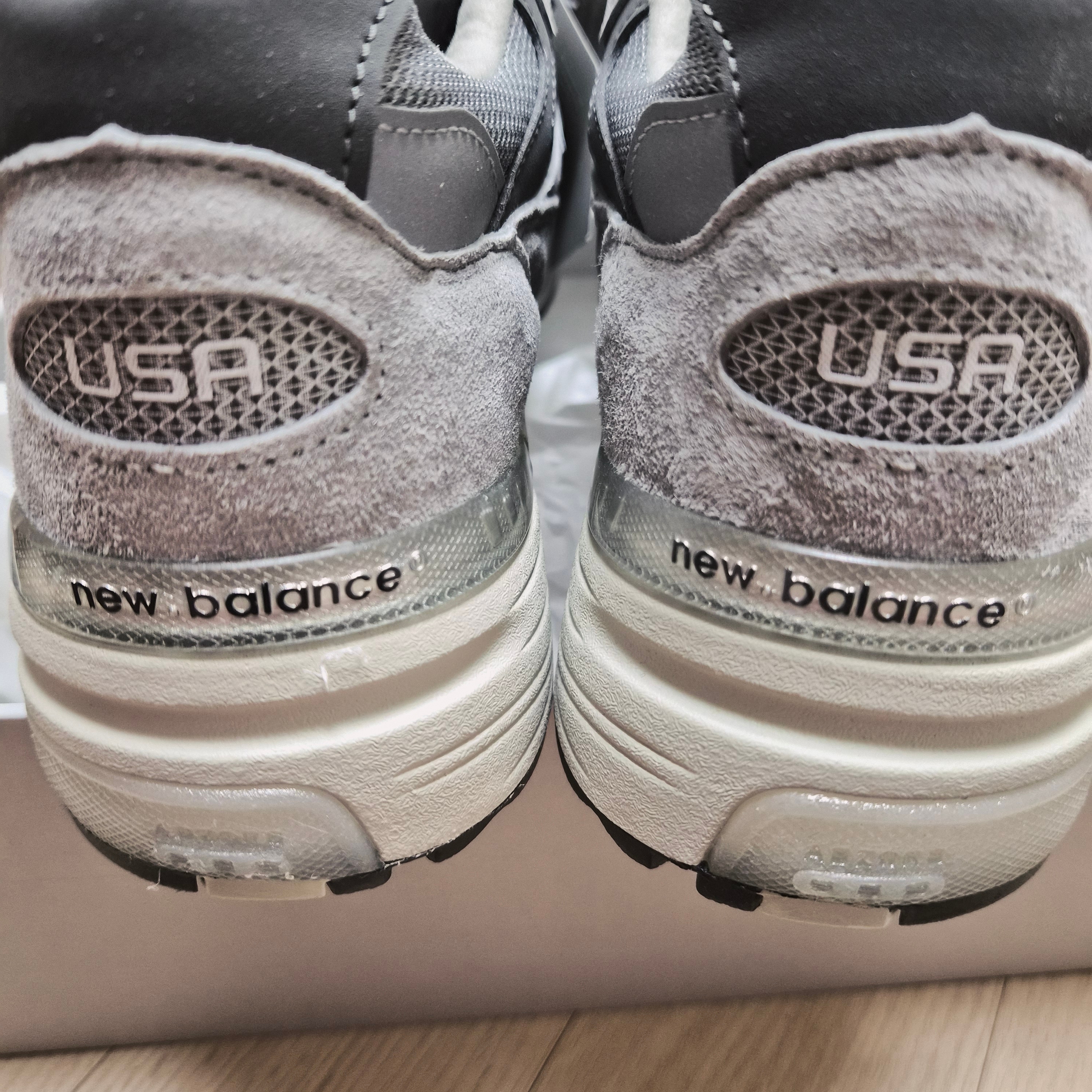 New Balance 992 Made in USA Core Grey Silver Metallic 착용 스타일 - 3