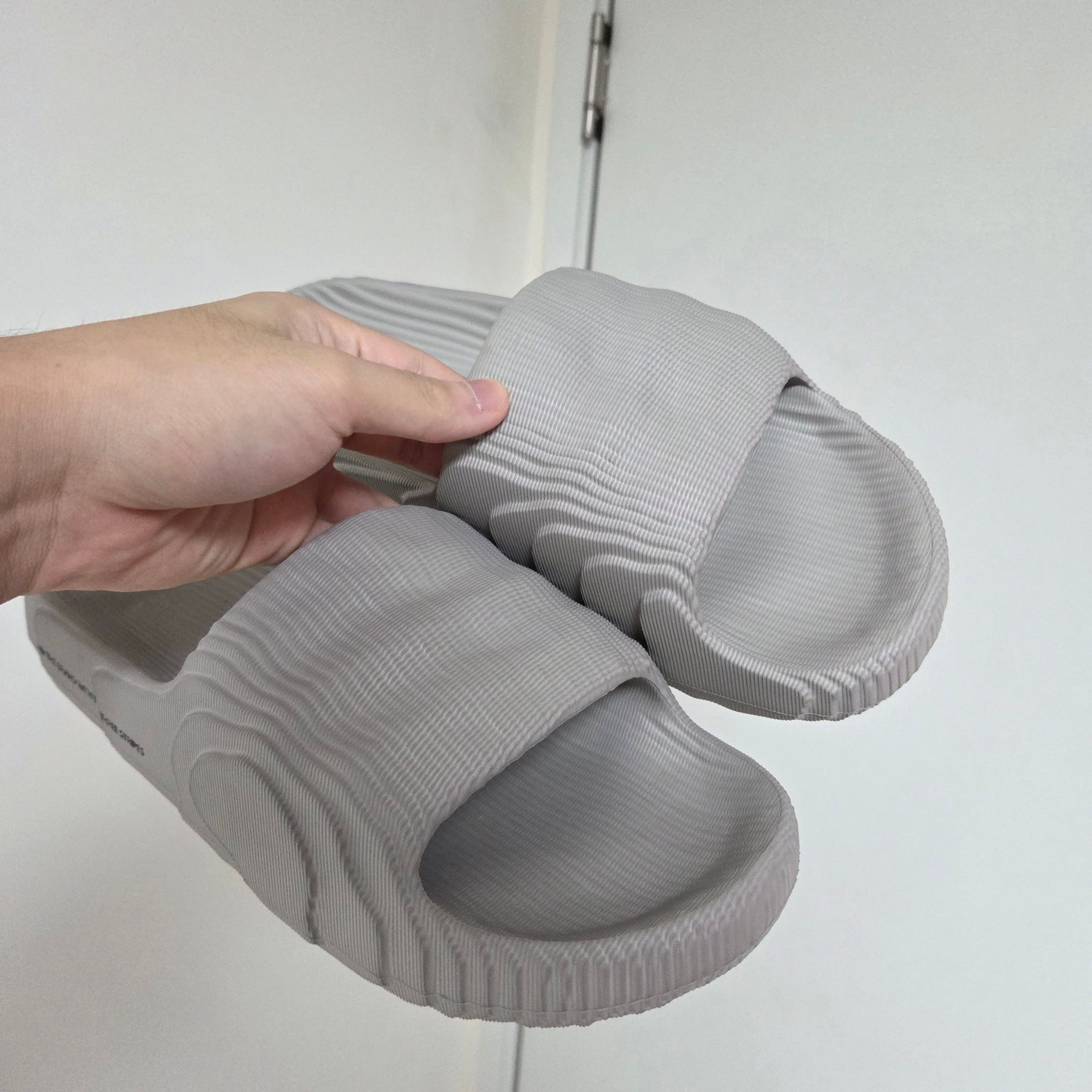 Adidas Adilette 22 Light Brown 착용 스타일