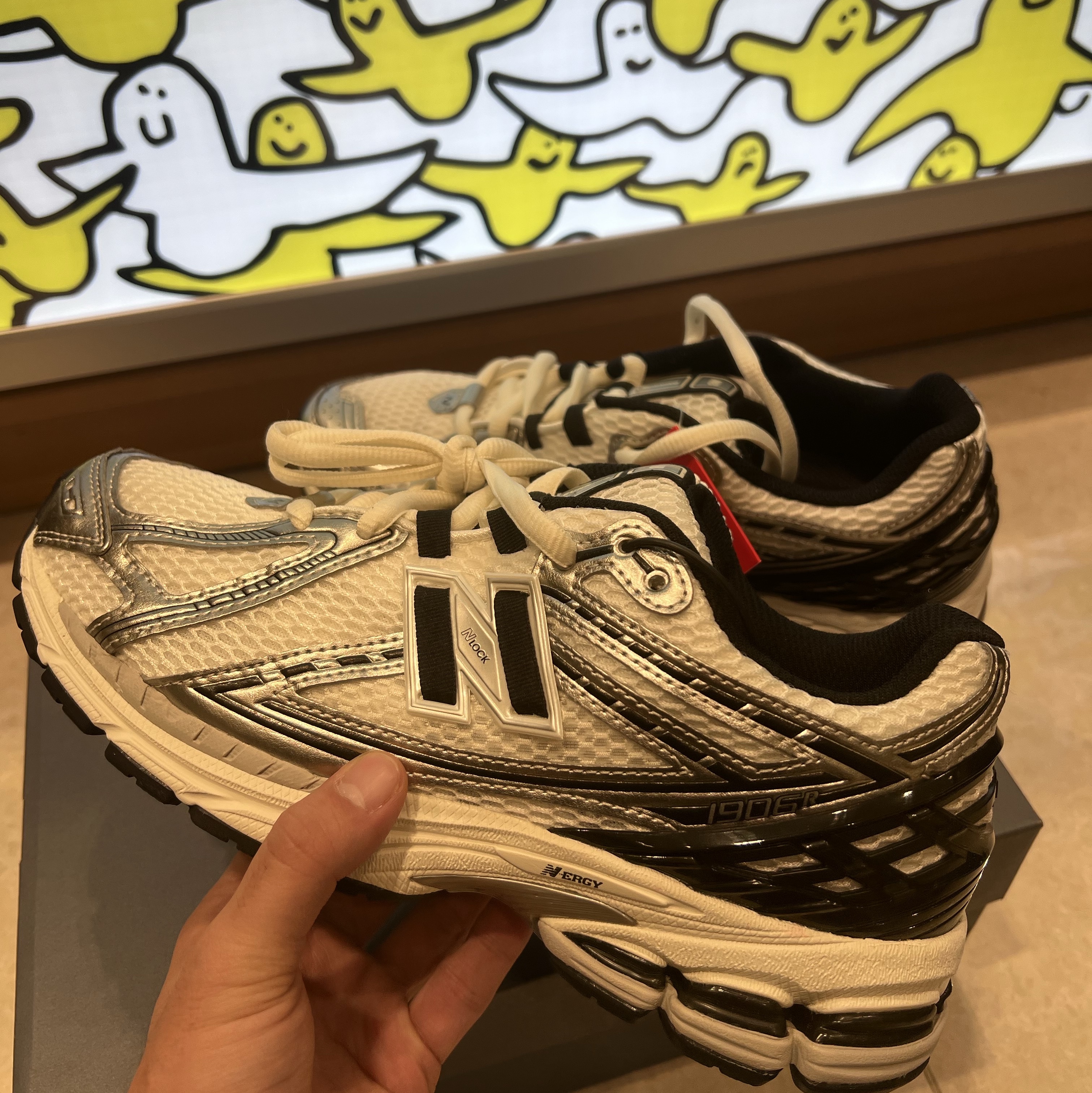 New Balance 1906R Silver Metallic Black 착용 스타일