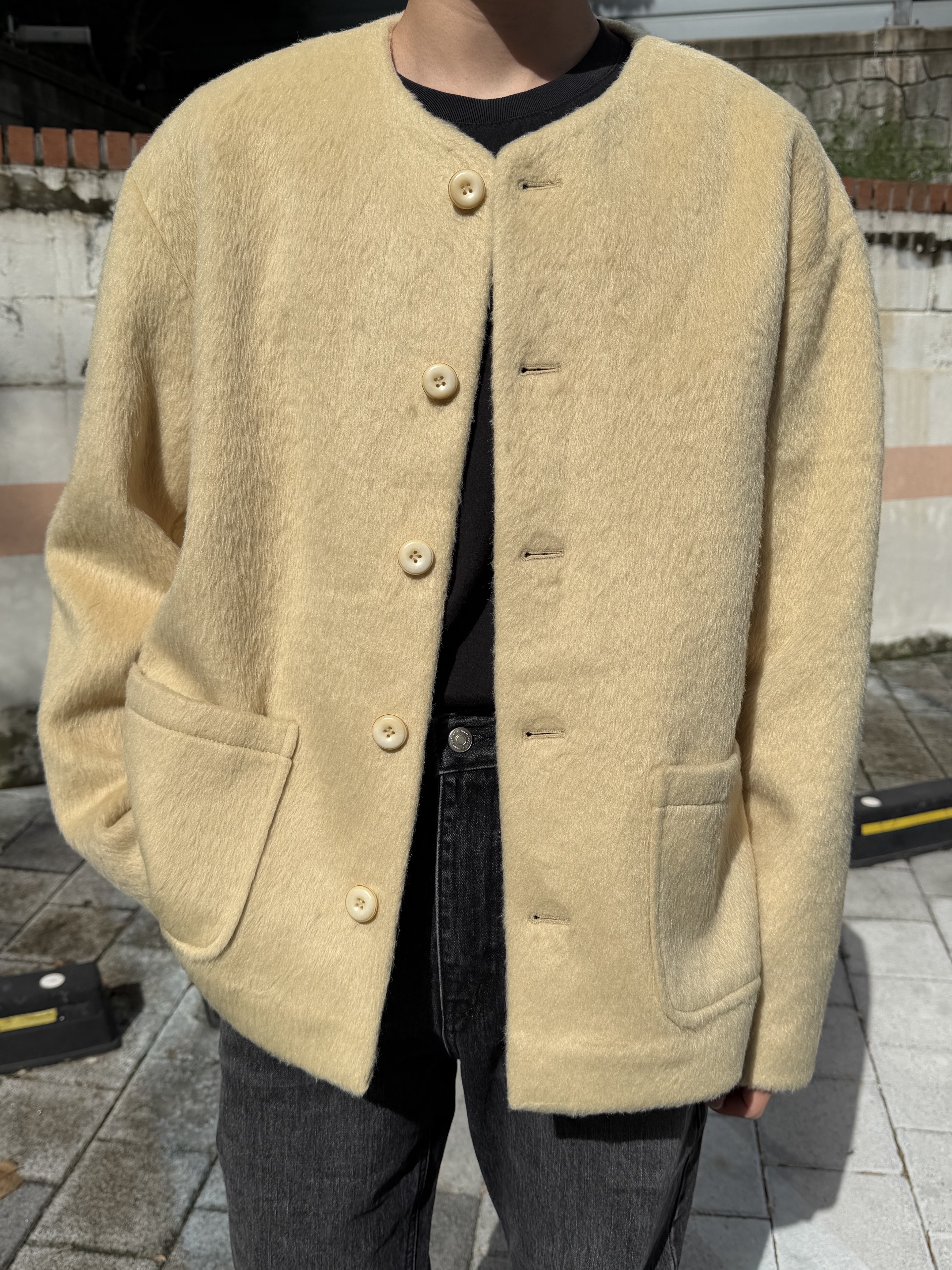 Hono Report Collarless Cardigan Butter, Hono Report Bell Bottom Denim Pants Black 착용 스타일 - 1