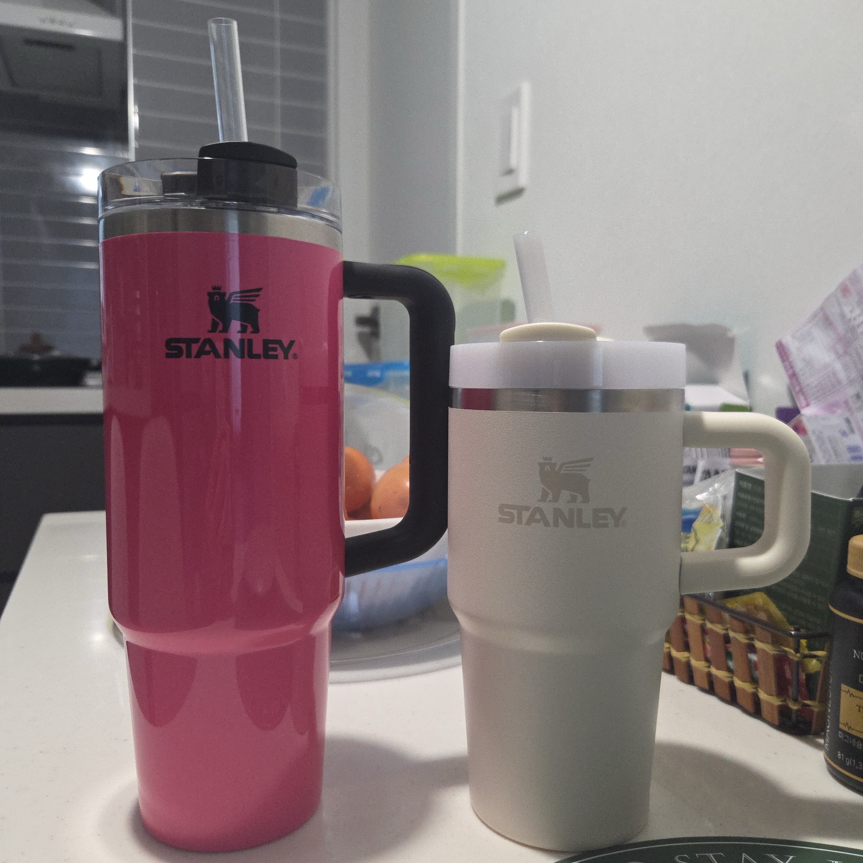 Stanley The Quencher H2.0 Flowstate Tumbler 887ml Neon Pink, Stanley The Quencher H2.0 Flowstate Tumbler 591ml Cream 2.0 착용 스타일