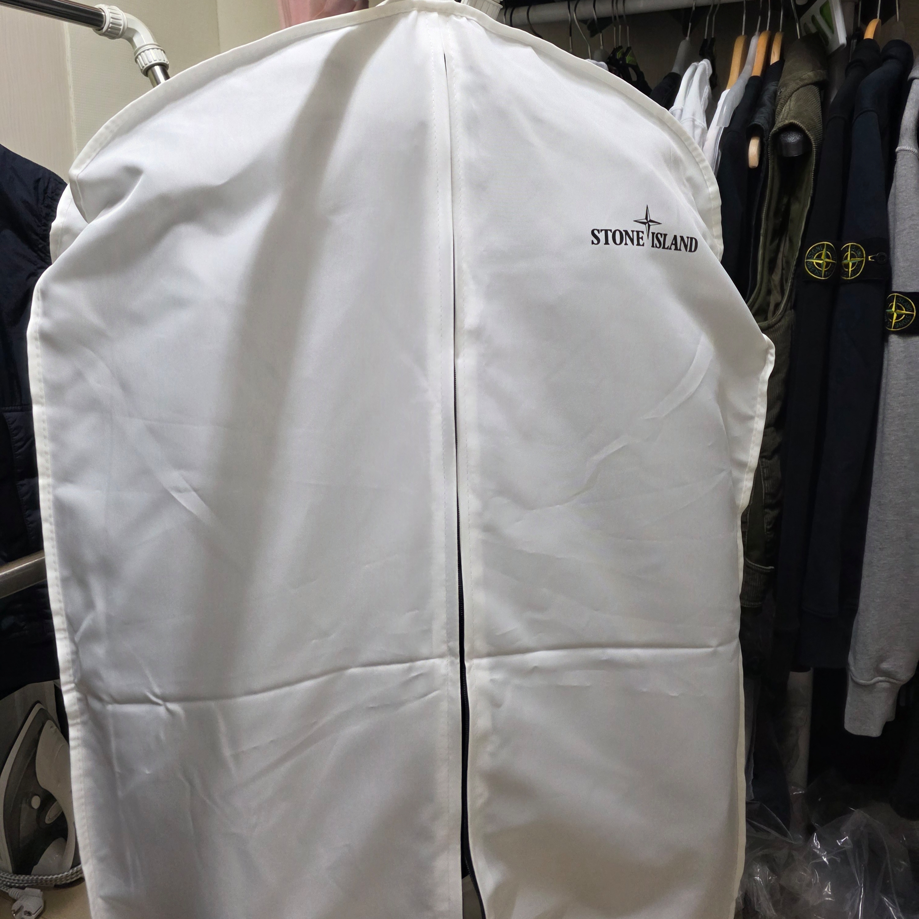 Stone Island 4100010 Crinkle Reps NY Recycled Nylon Down Jacket with Wind Resistant Black - 25FW 착용 스타일 - 2