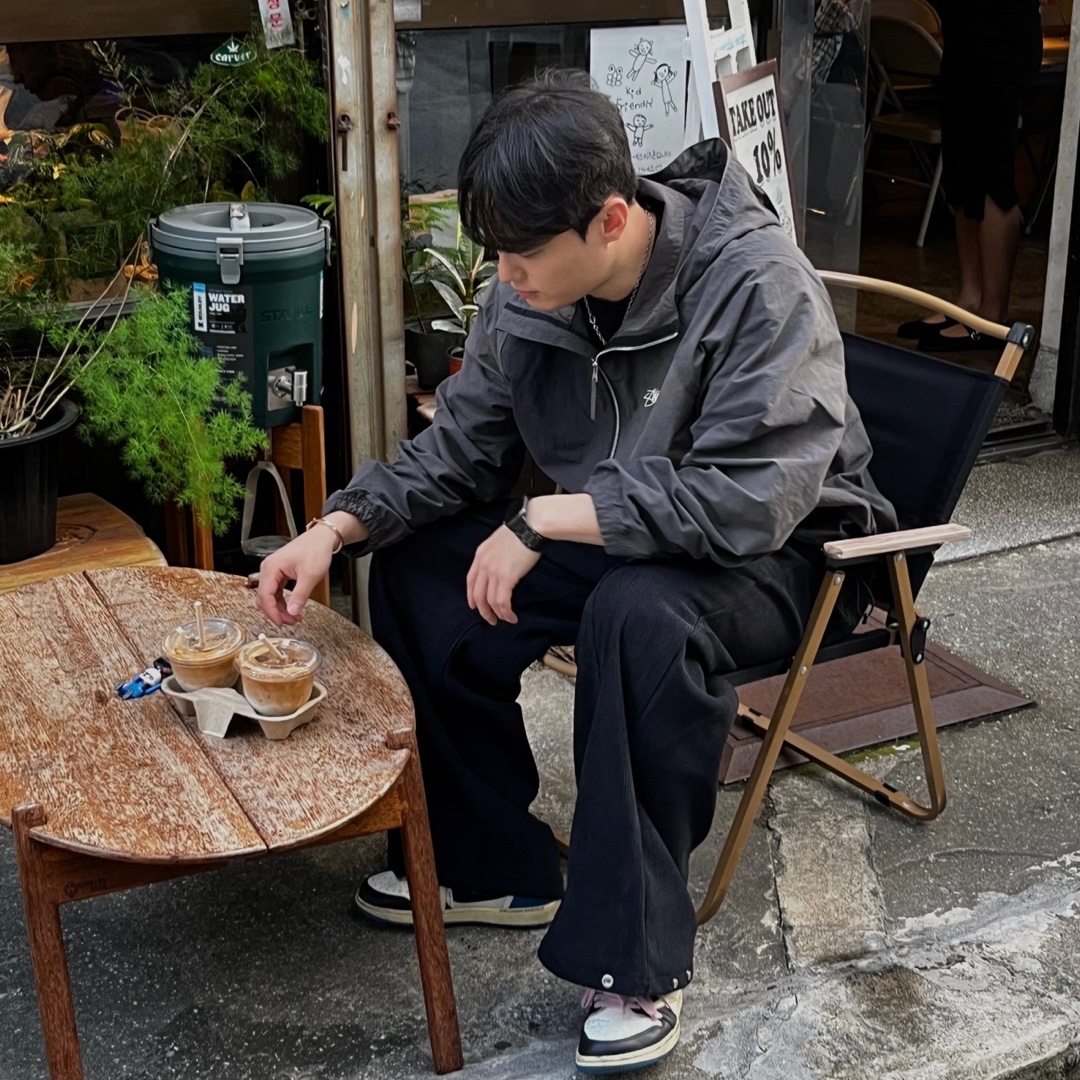 Stussy Wave Dye Beach Shell Jacket Black 착용 스타일