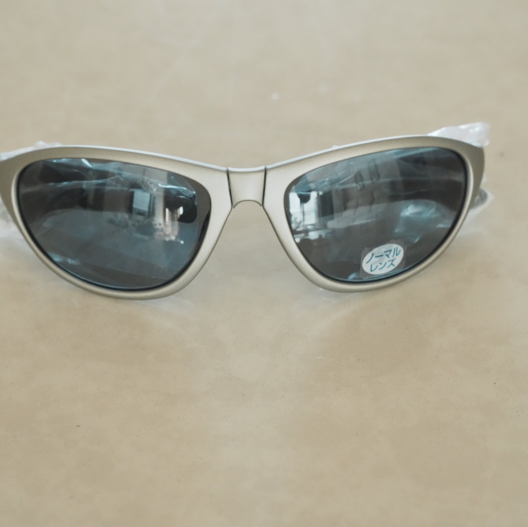 Montbell Trekking Glasses Silver Metallic Light Grey 착용 스타일