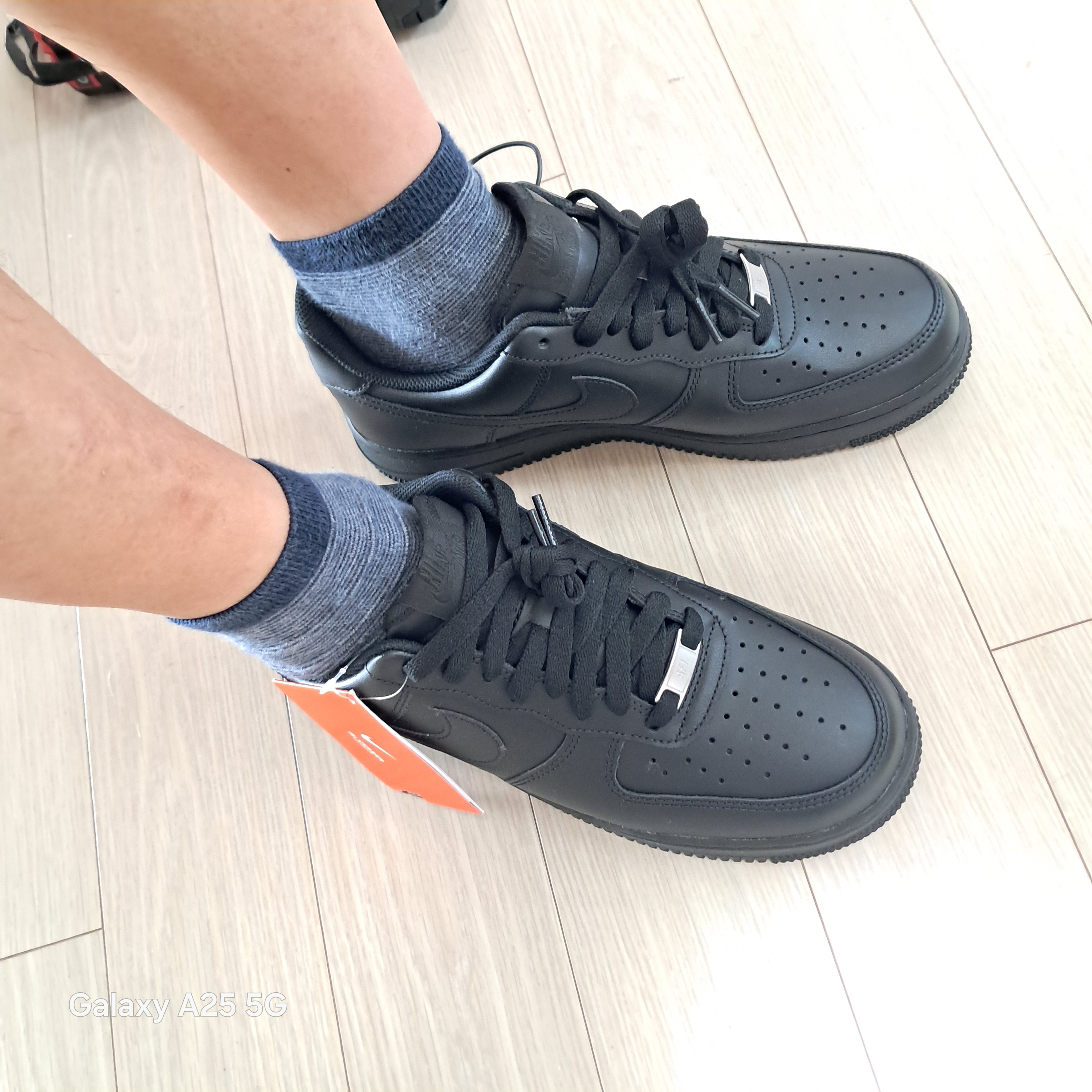 Nike Air Force 1 '07 Low Triple Black 착용 스타일 - 2