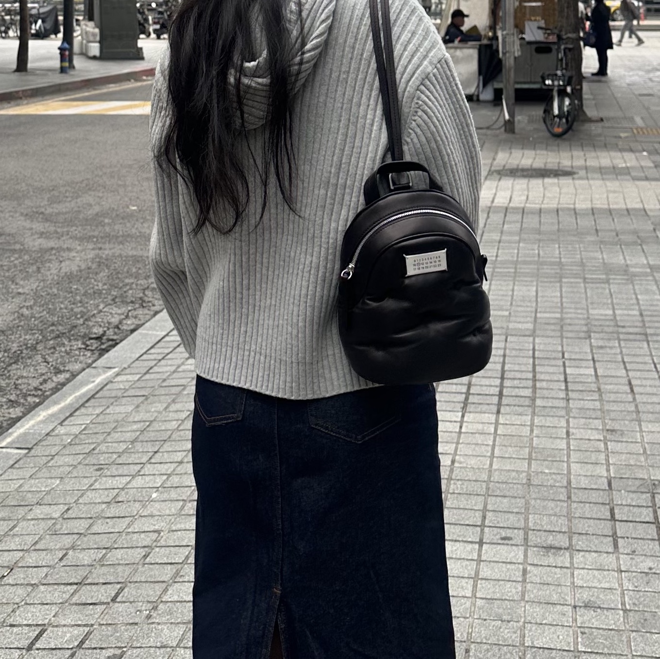 Maison Margiela Glam Slam Backpack Black 착용 스타일 - 1