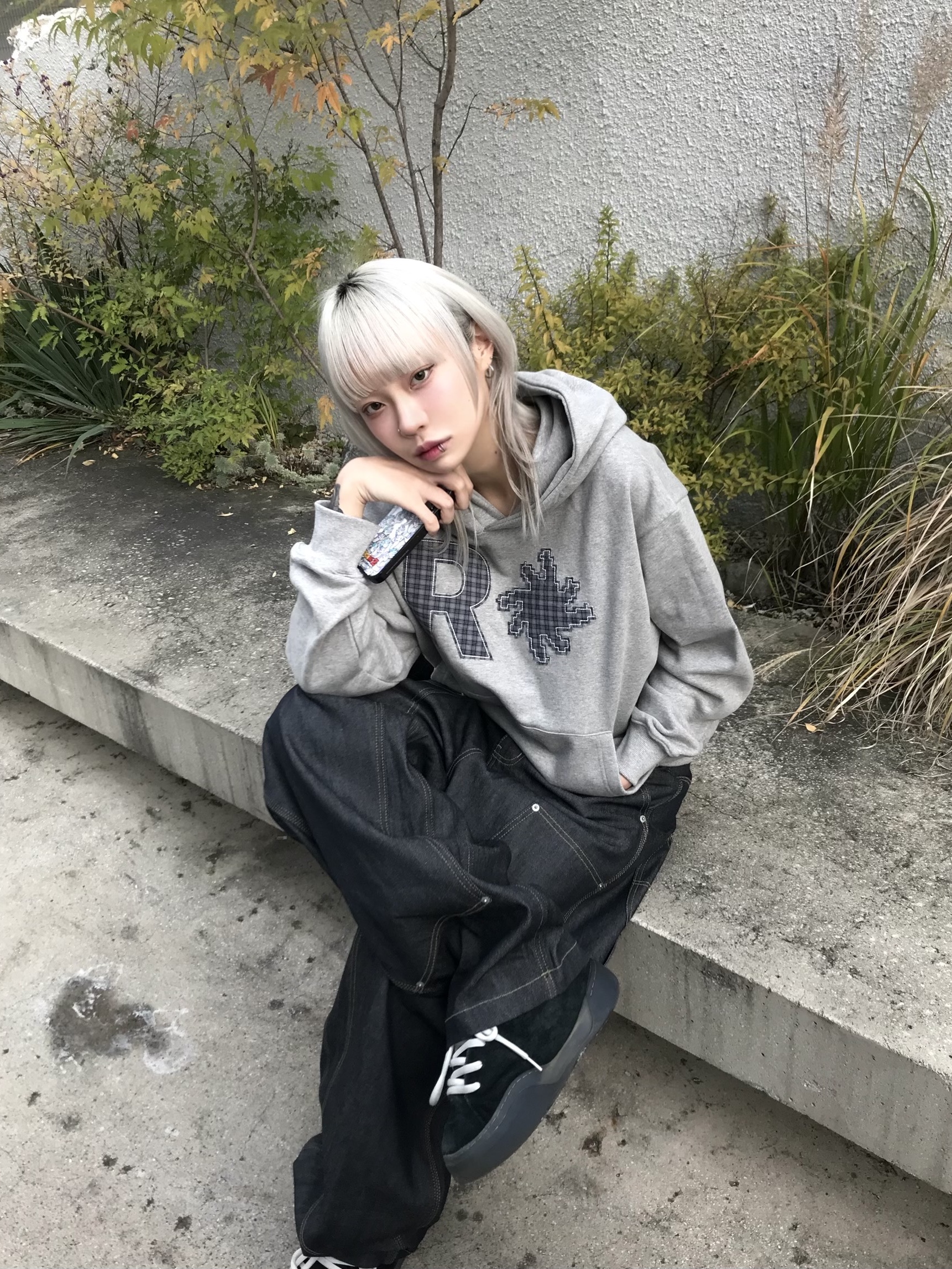 GRAILZ x KOIN SEOUL Carpenter Raw Denim Pants Indigo, SLOW RECORD HOUSE Check Patch Hoodie Grey 착용 스타일 - 1