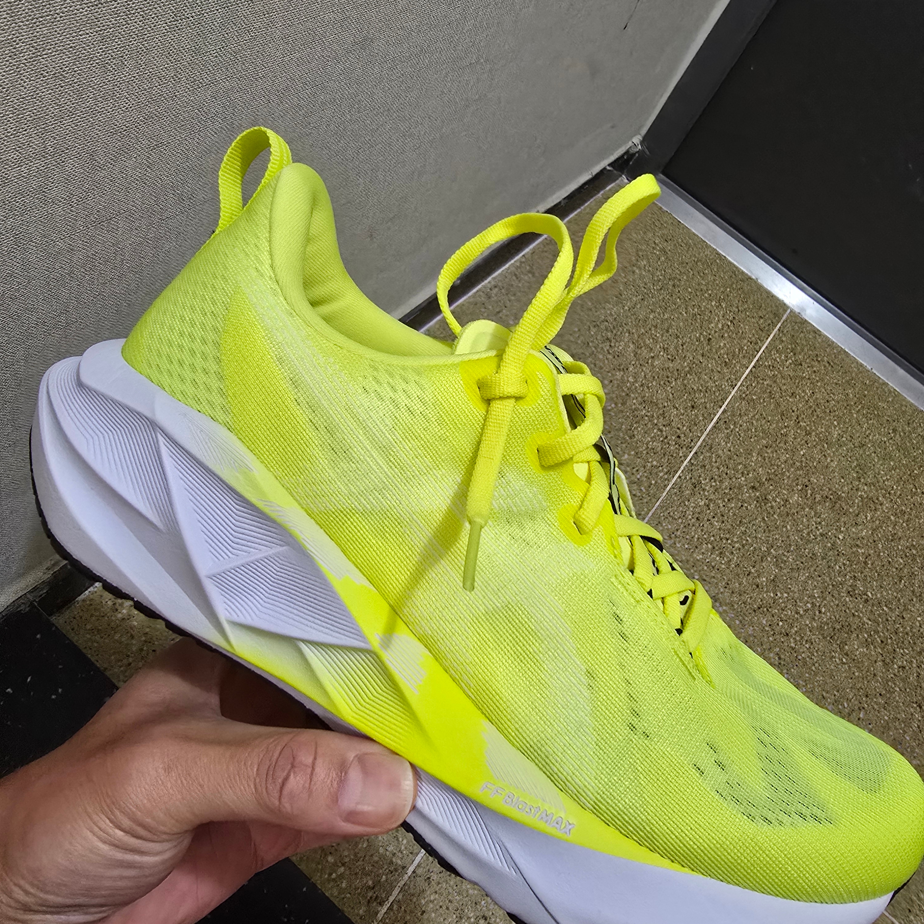 Asics Novablast 5 Citron White 착용 스타일 - 2
