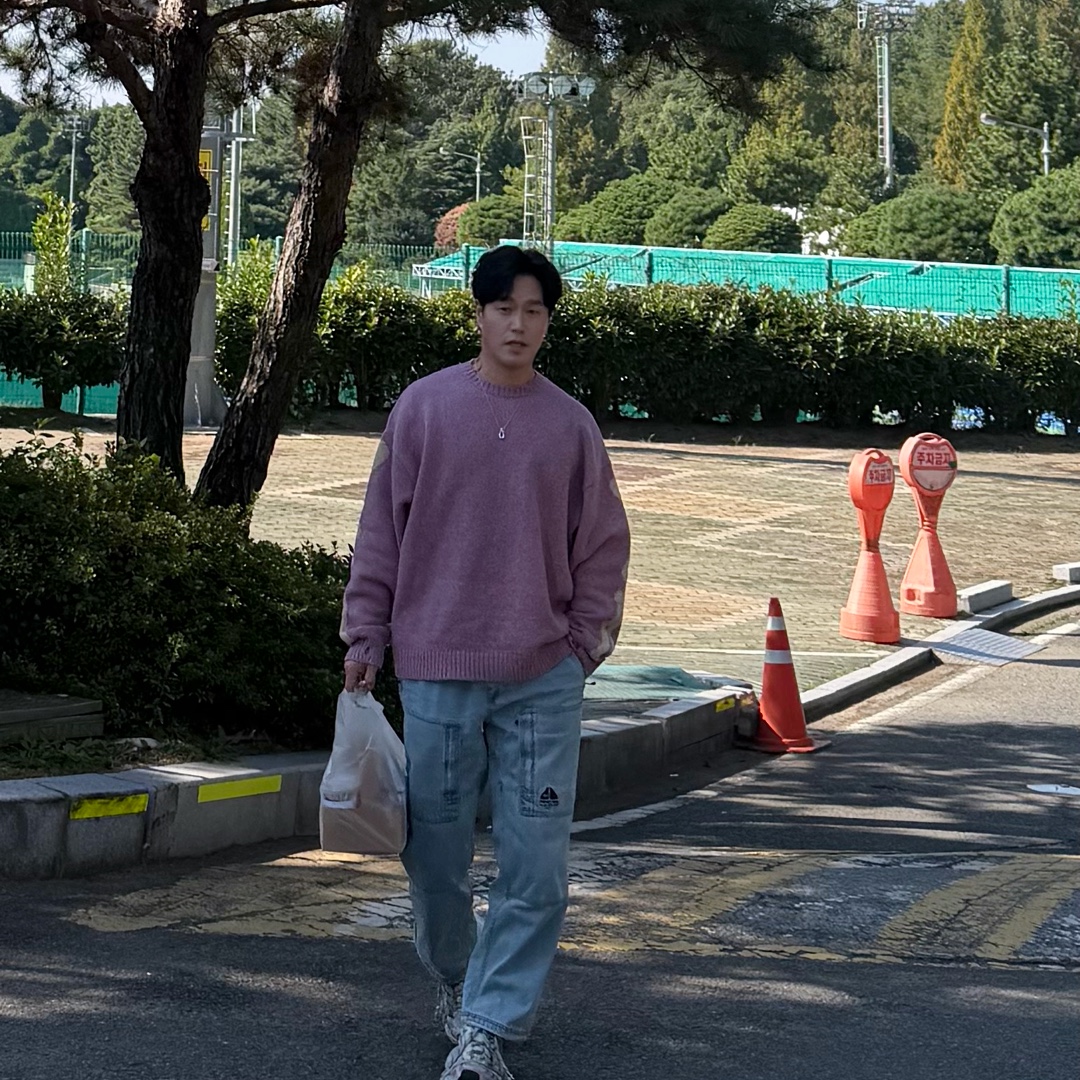 Kapital 5G Wool Bone Crewneck Sweater Light Purple, Supreme x Nike ACG Belted Denim Pants Washed Blue - 22FW 착용 스타일 - 1