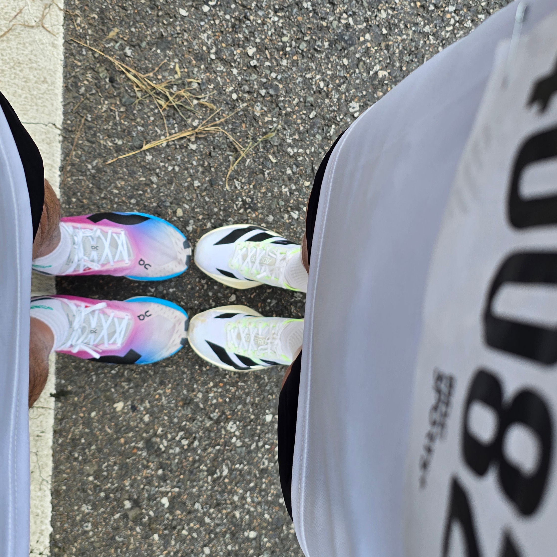On Running Cloudboom Strike White Horizon, Adidas Adizero Adios Pro 4 Cloud White Core Black 착용 스타일 - 2