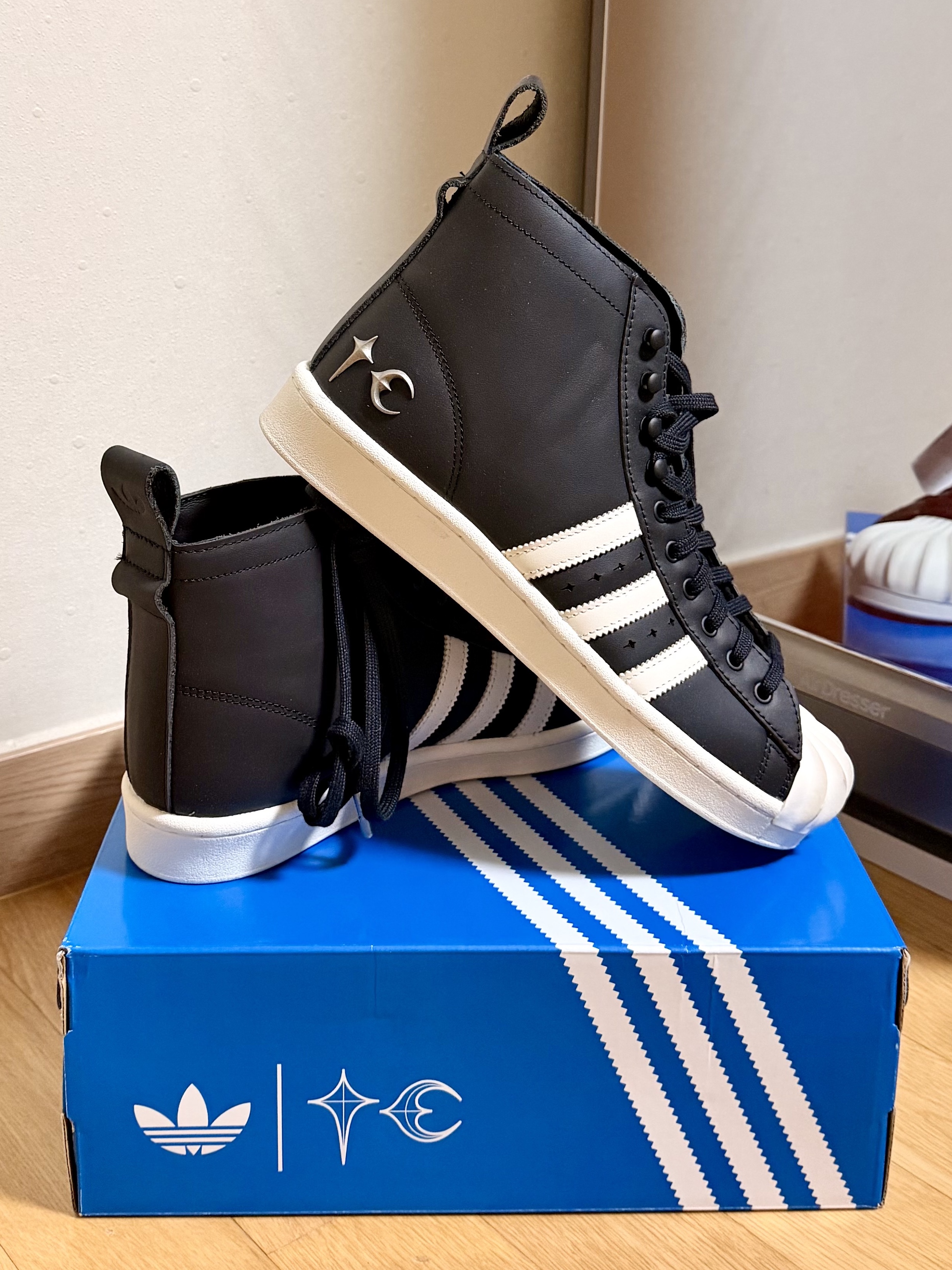 Adidas x Thug Club Superstar Boot Luxe Core Black Off White, Adidas x Thug Club Superstar Vintage Core Black Cream White 착용 스타일