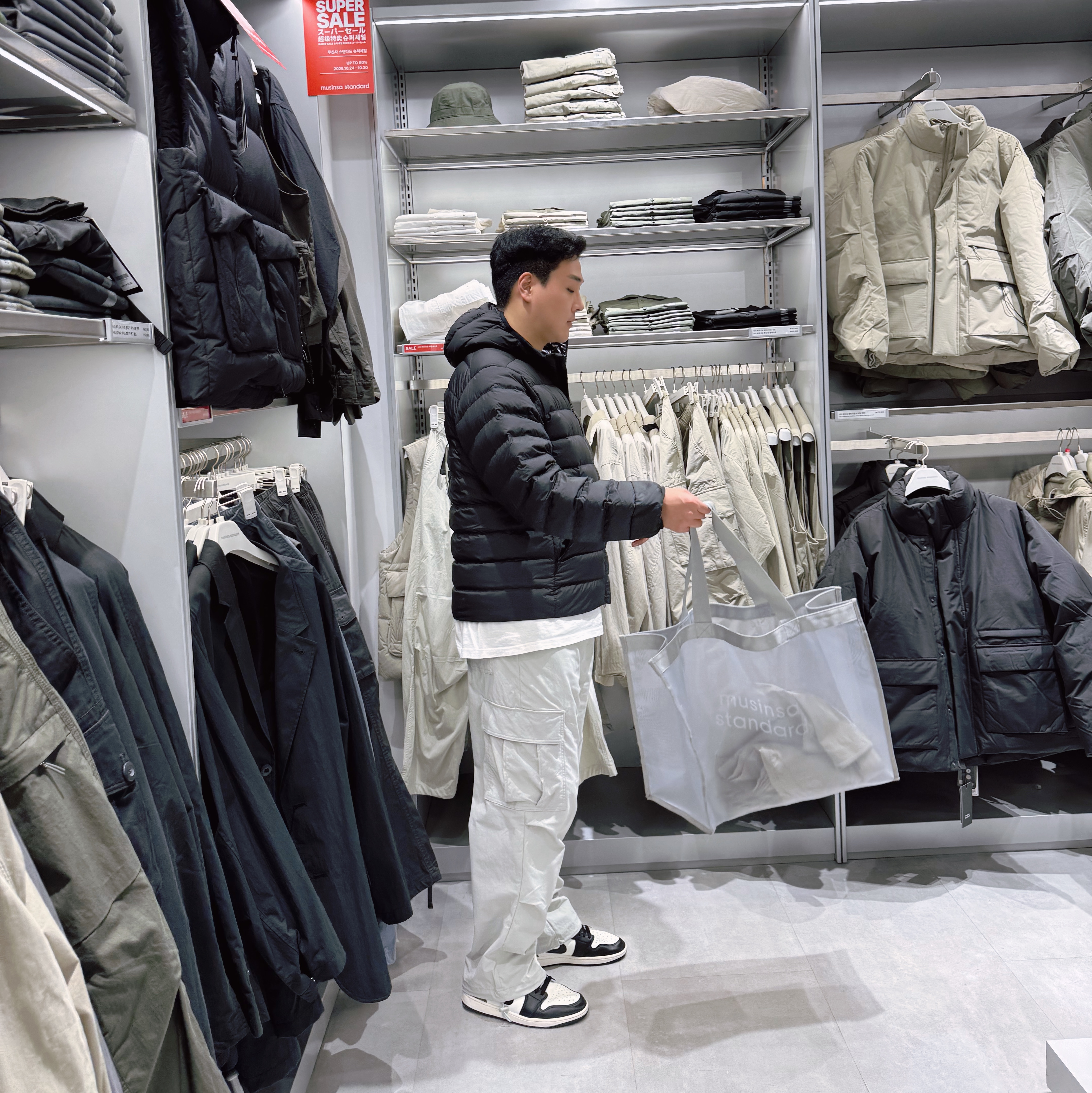 Musinsa Standard City Leisure Hooded Light Down Jacket Black 착용 스타일 - 3