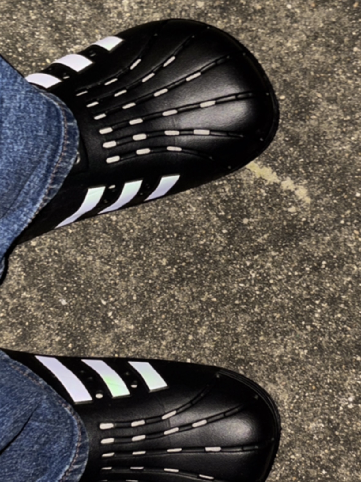 Adidas Adilette Clog Black White, Auralee Hard Twist Denim Wide Pants Indigo 착용 스타일 - 1