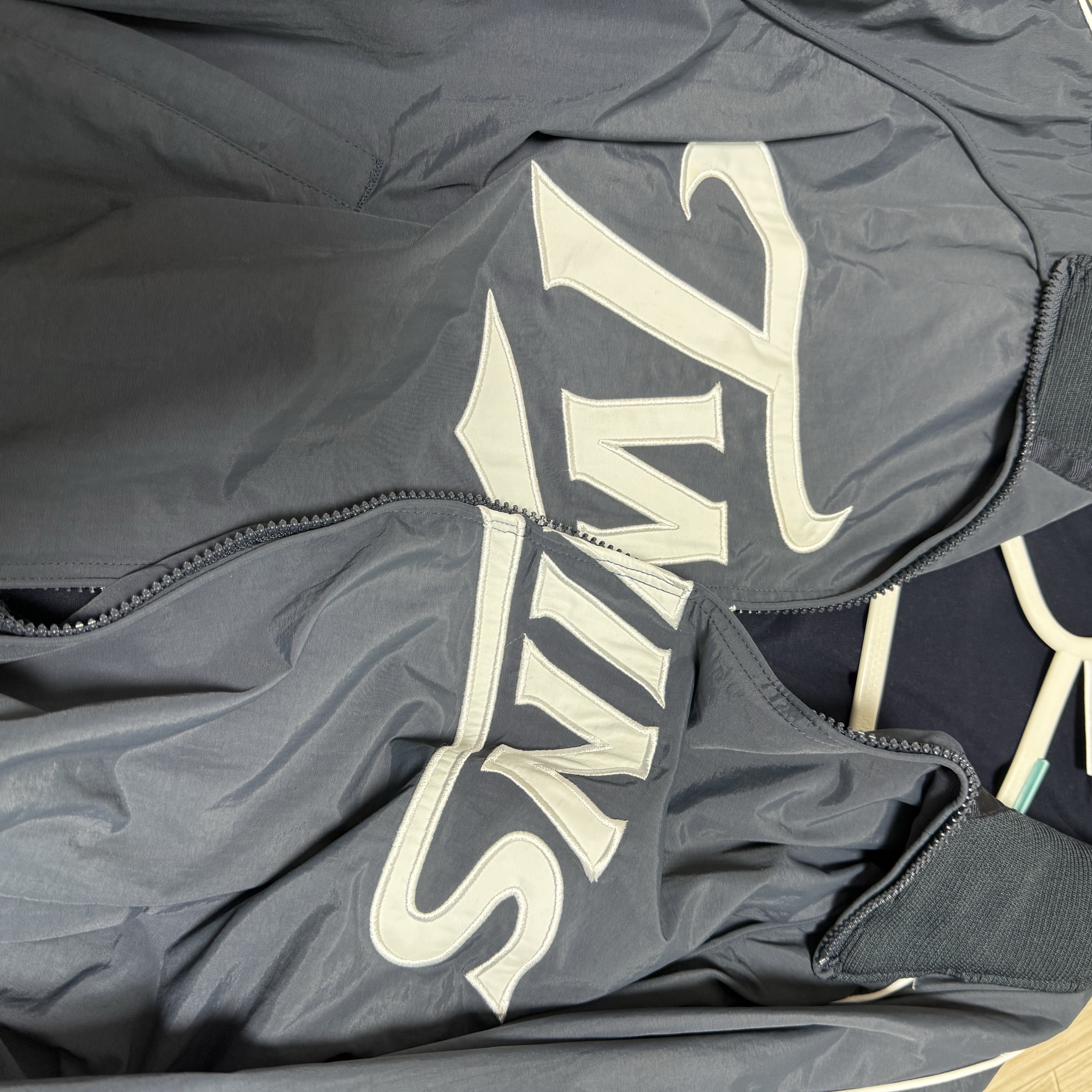 BDNS x LG TWINS Dugout Jacket Navy 착용 스타일