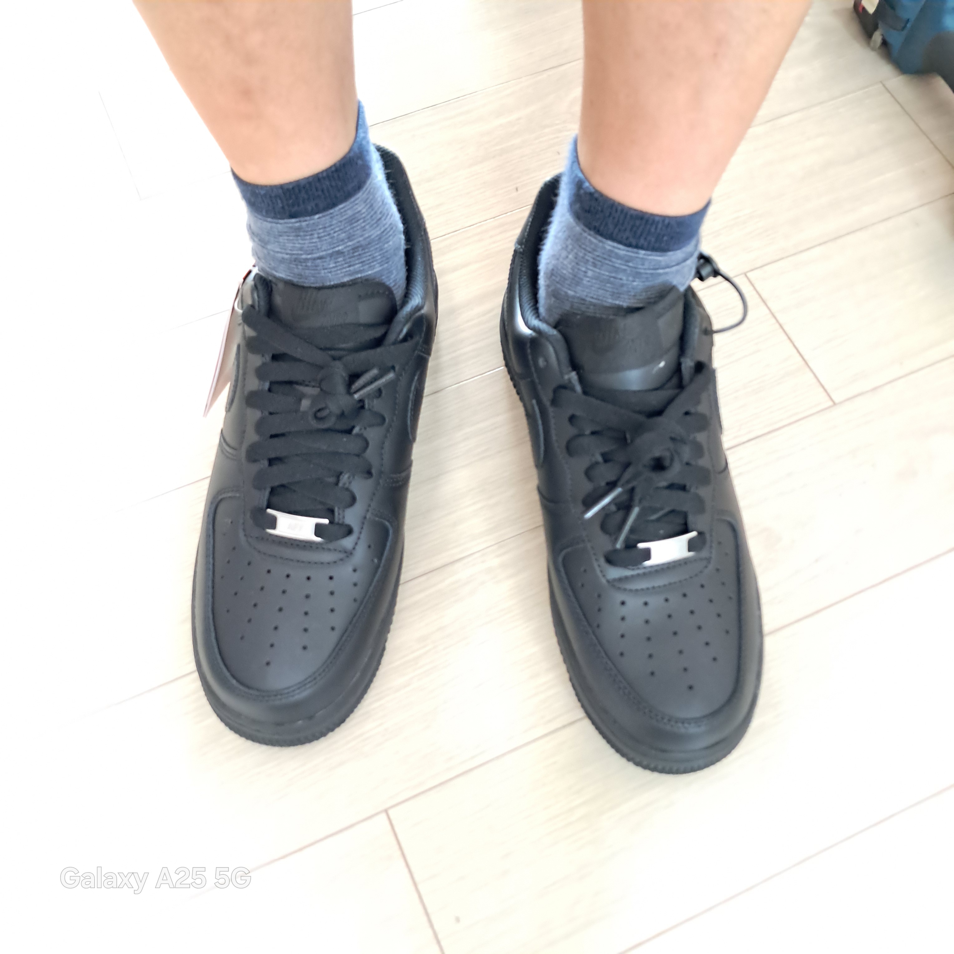 Nike Air Force 1 '07 Low Triple Black 착용 스타일 - 1