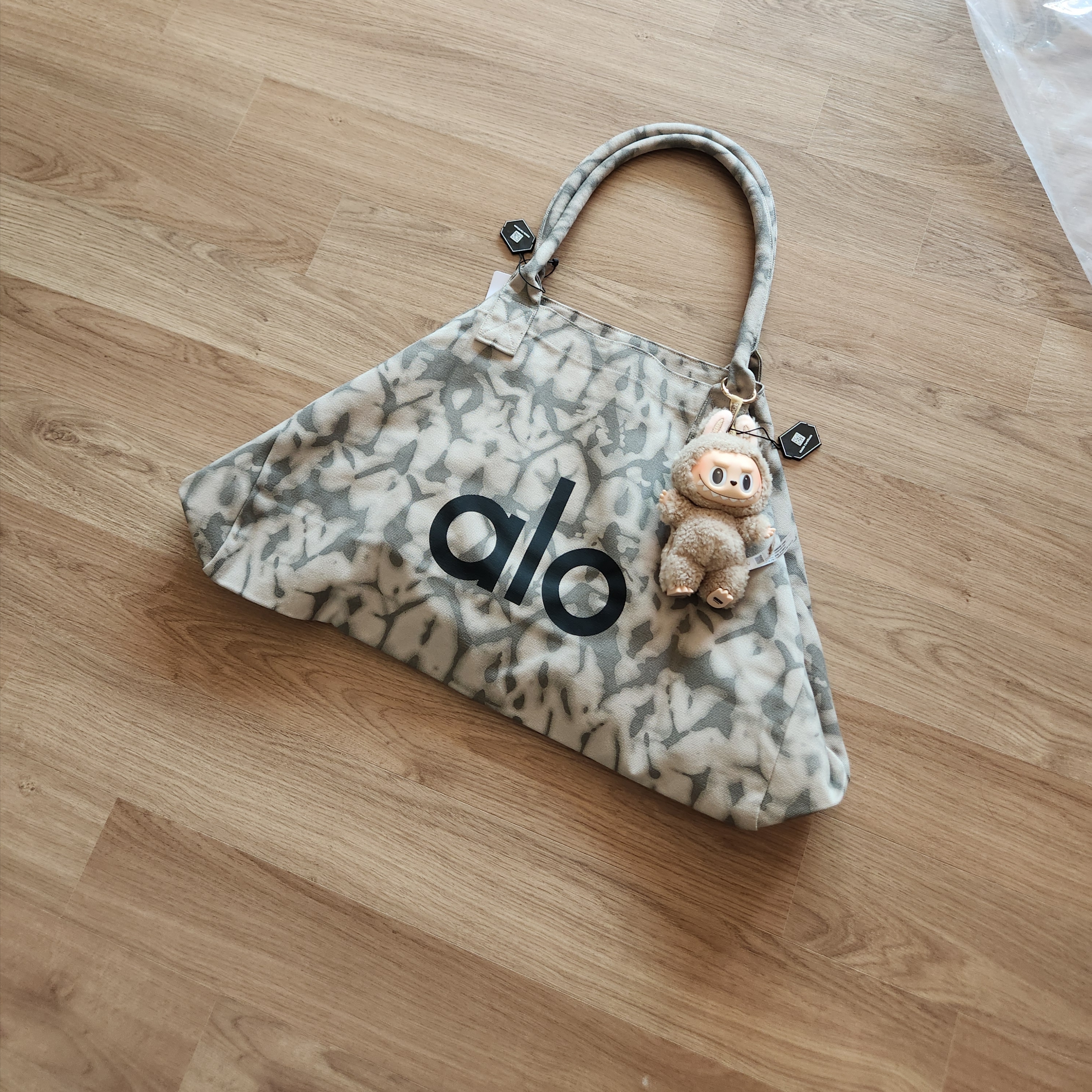 Alo Yoga Iconic Shopper Tote Bag Grey Tiedye, Pop Mart Labubu The Monsters Labubu Tasty Macarons Series Toffe Keyring 착용 스타일
