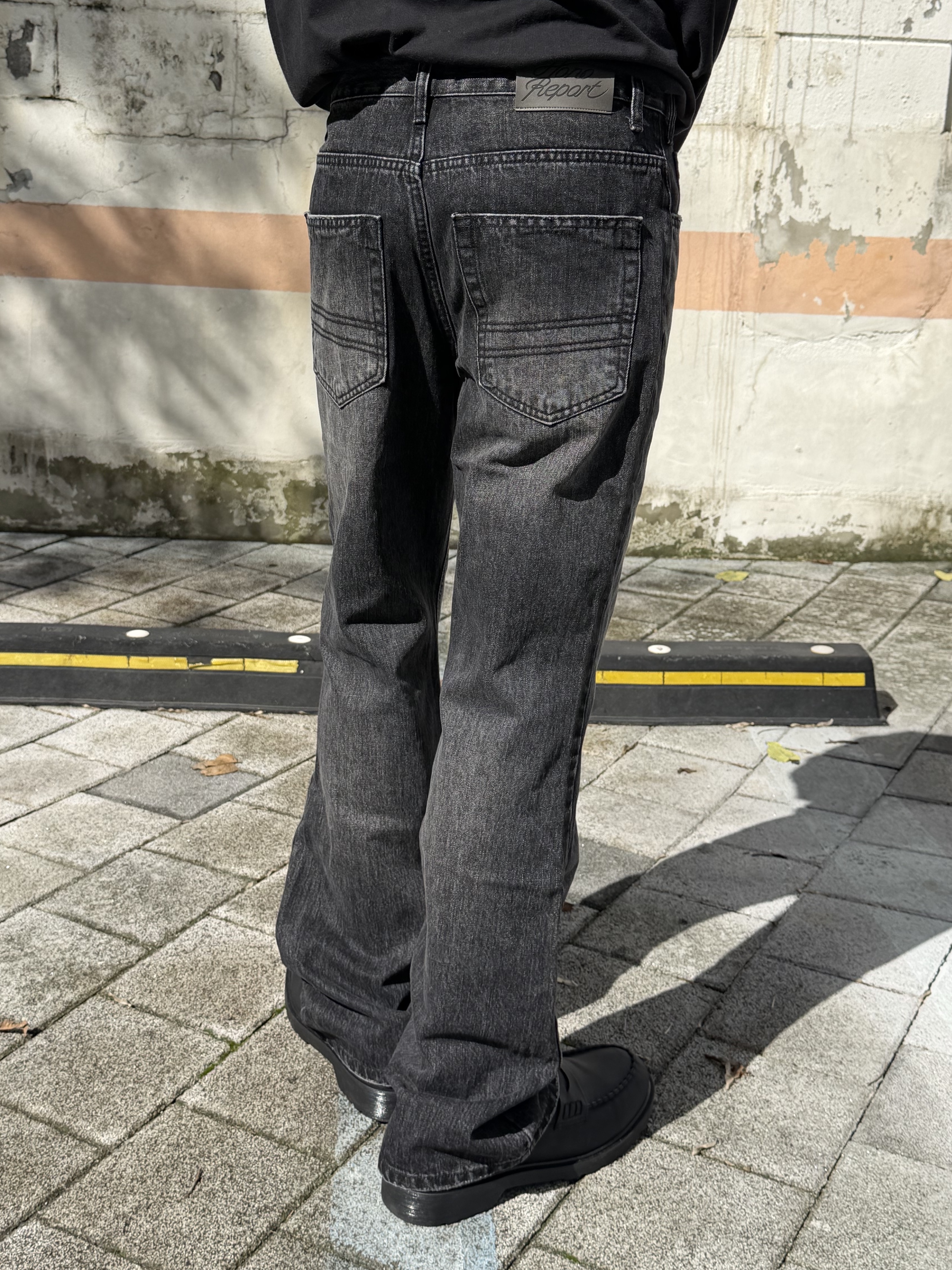 Hono Report Bell Bottom Denim Pants Black 착용 스타일 - 3