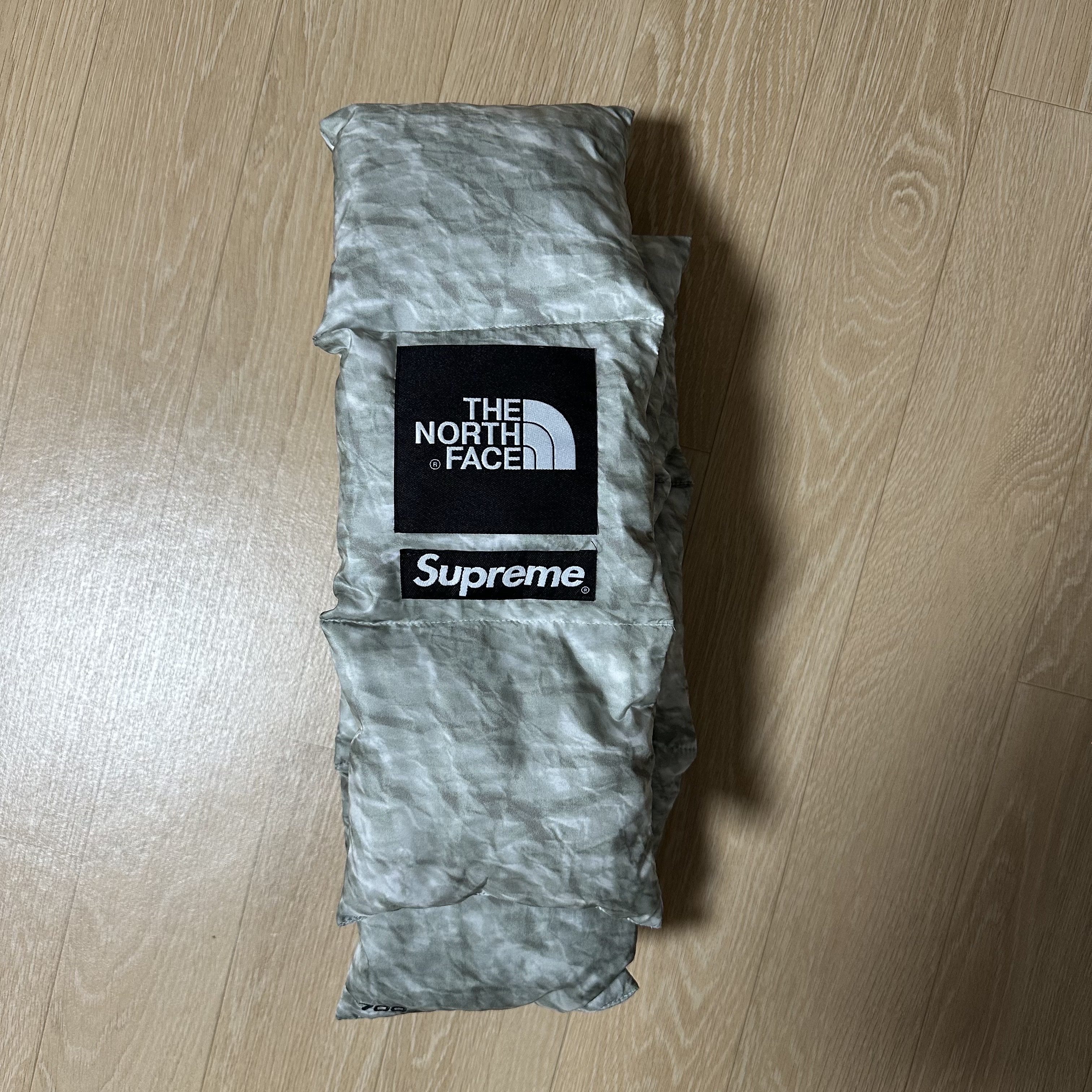 Supreme x The North Face Paper Print 700-Fill Down Scarf 착용 스타일