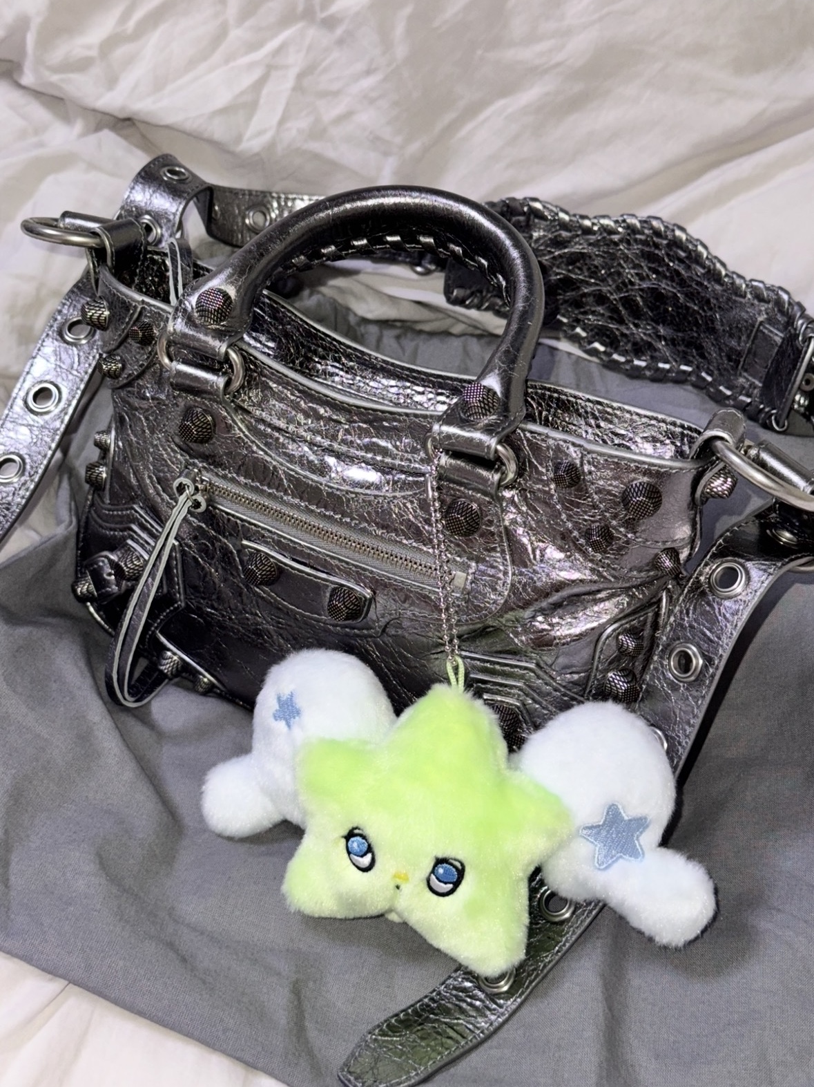 Balenciaga Neo Cagole Small Tote Bag Metallized Silver 착용 스타일