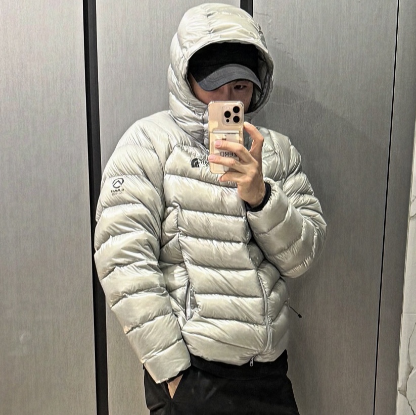 The North Face Summit Mattehorn RDS Down Jacket Light Gray, Asics Gel-Kayano 14 Cream Black 착용 스타일 - 2