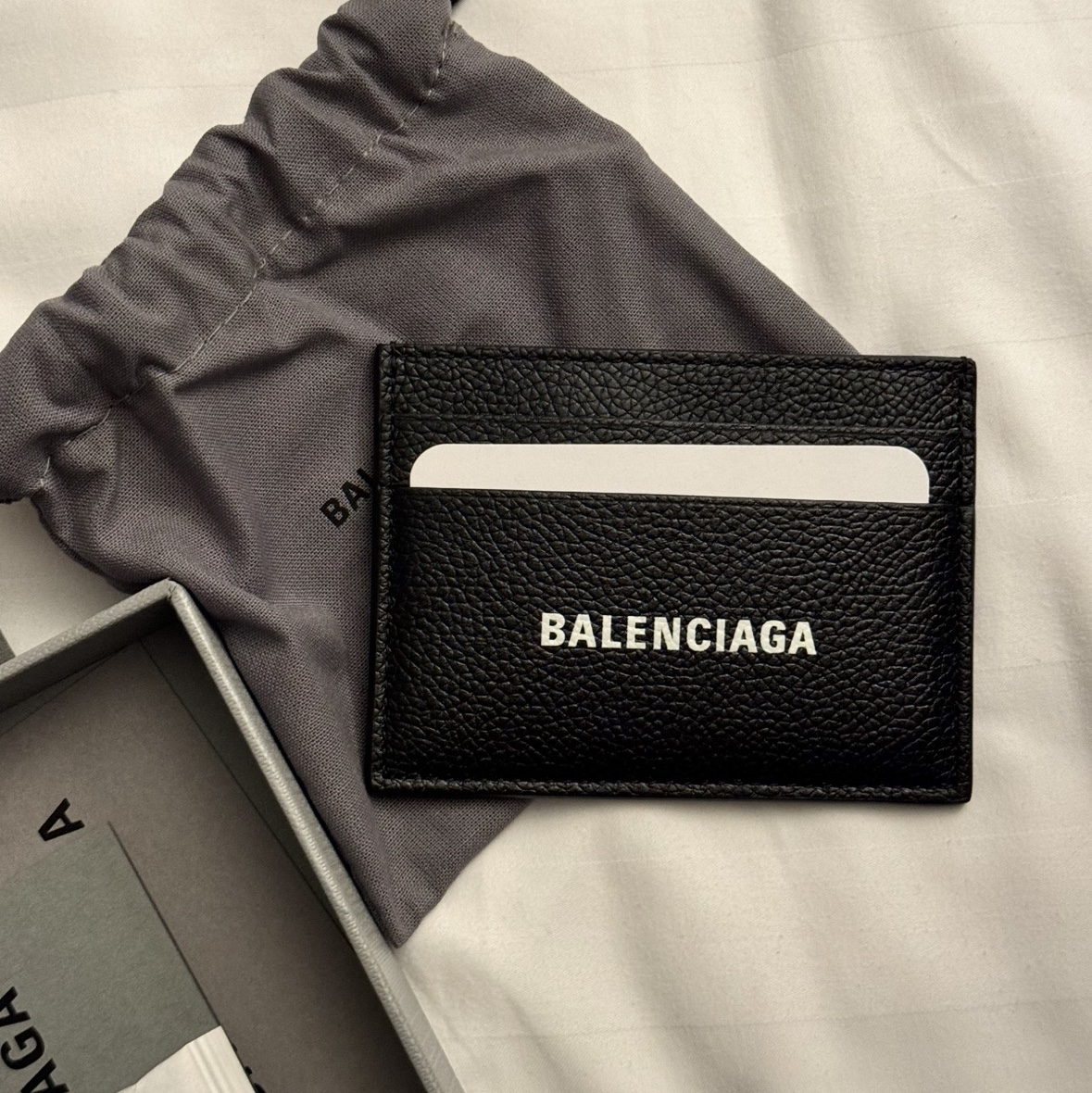 Balenciaga Cash Card Holder Black 착용 스타일
