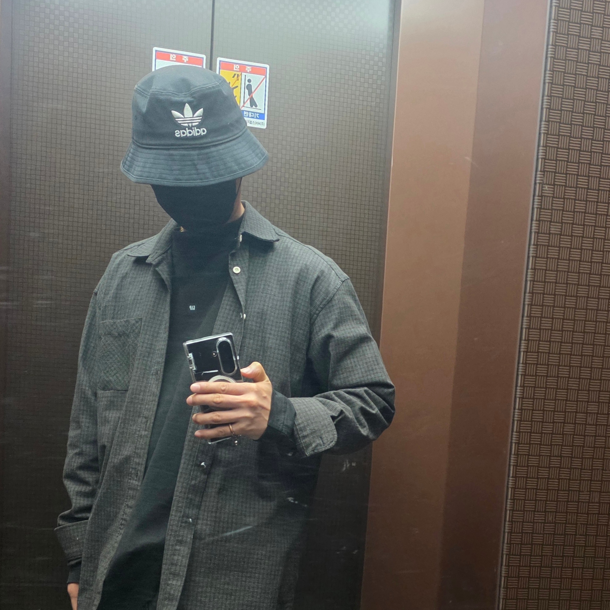 Adidas Adicolor Classic Stonewashed Bucket Hat Black, Yeezy Gap Engineered By Balenciaga Logo Long Sleeve T-Shirt Black 착용 스타일 - 1