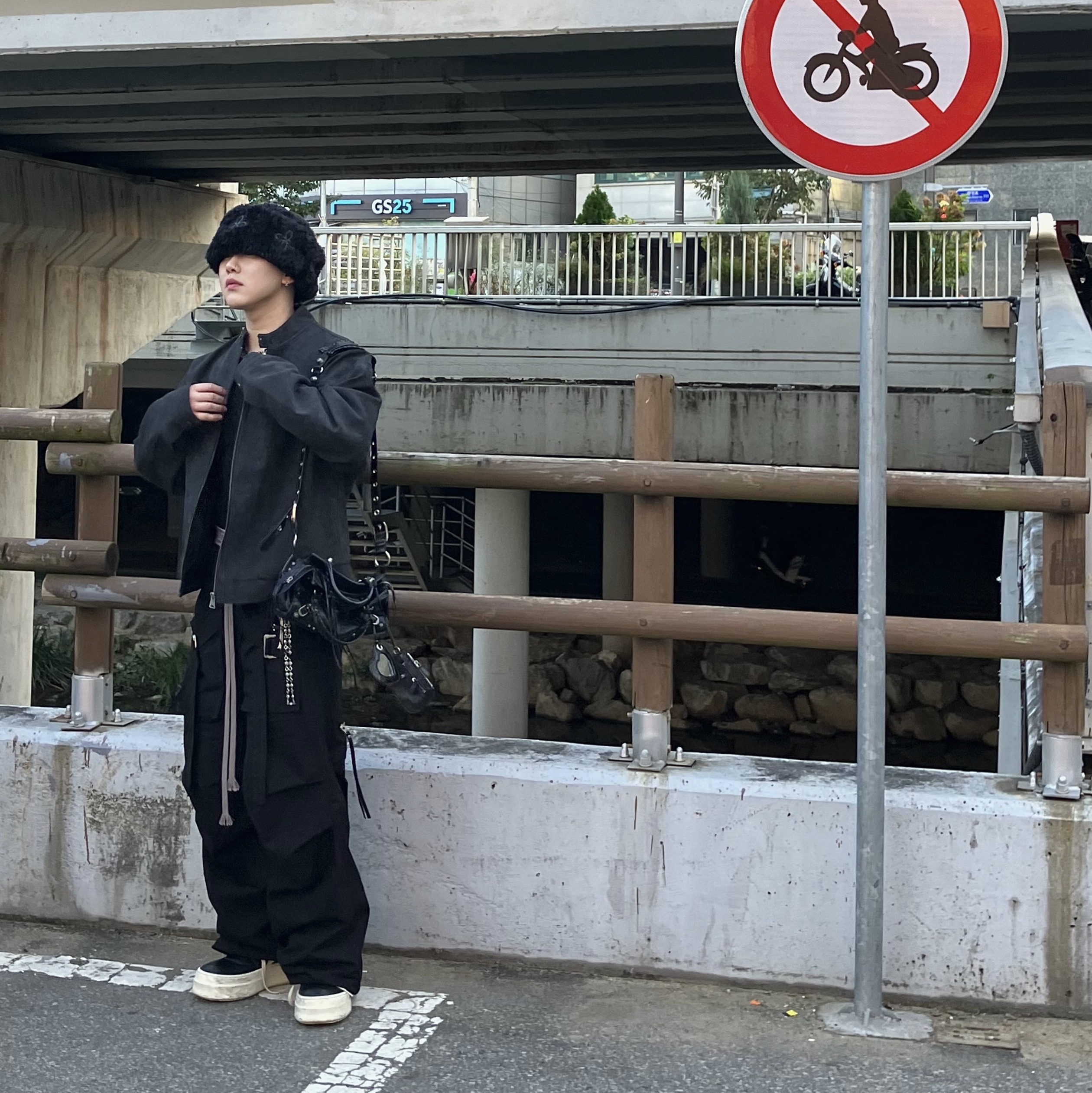 Surgery Leather Patch Fur Beanie Black, Rick Owens Hollywood Mega Bumper Geobasket in Full Grain Calf Leather Black Milk 착용 스타일 - 2