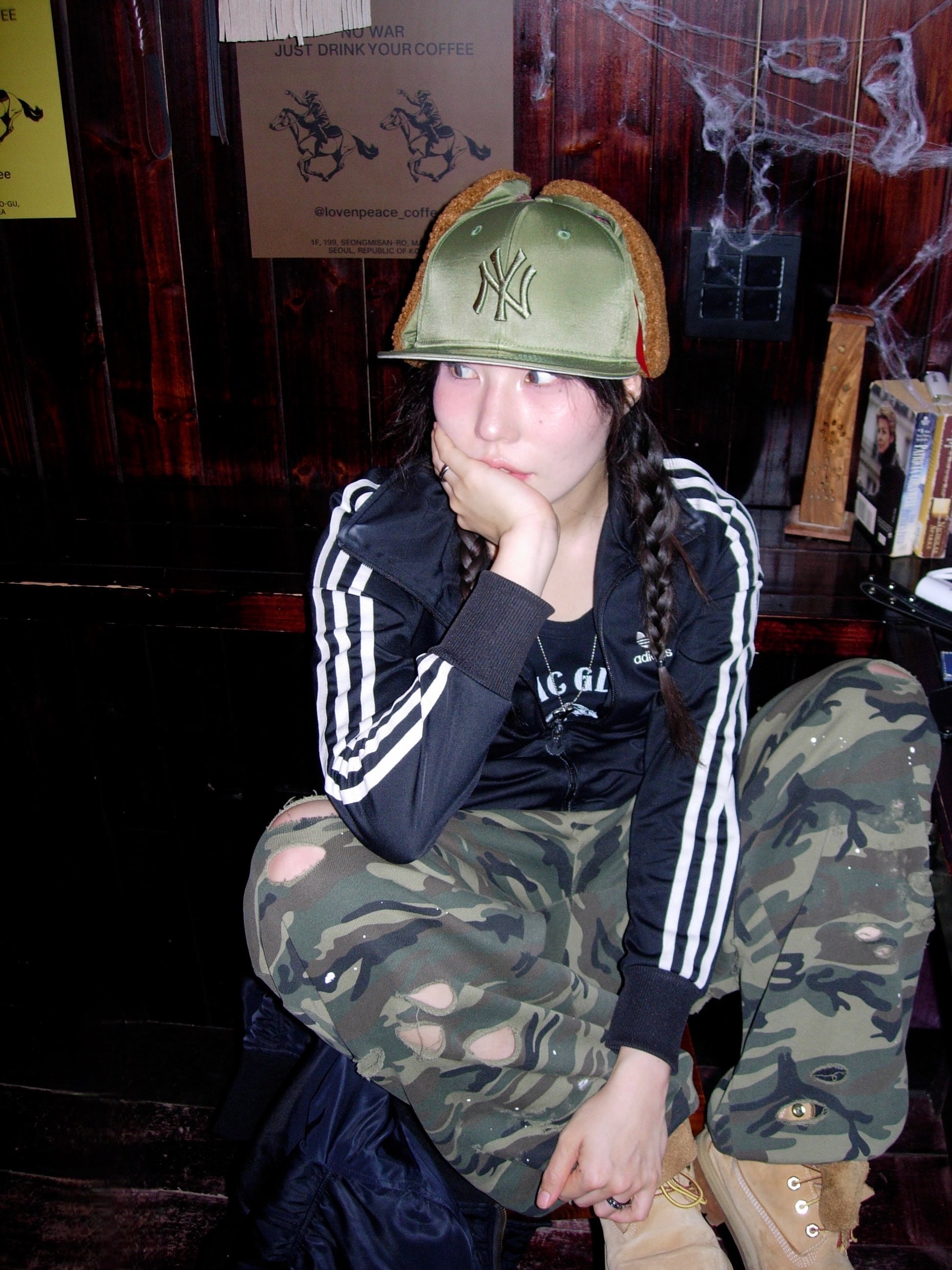 New Era MLB x Alpha Industries New York Yankees 5950 Dogear 59Fifty Fitted Cap Olive Green 착용 스타일 - 2