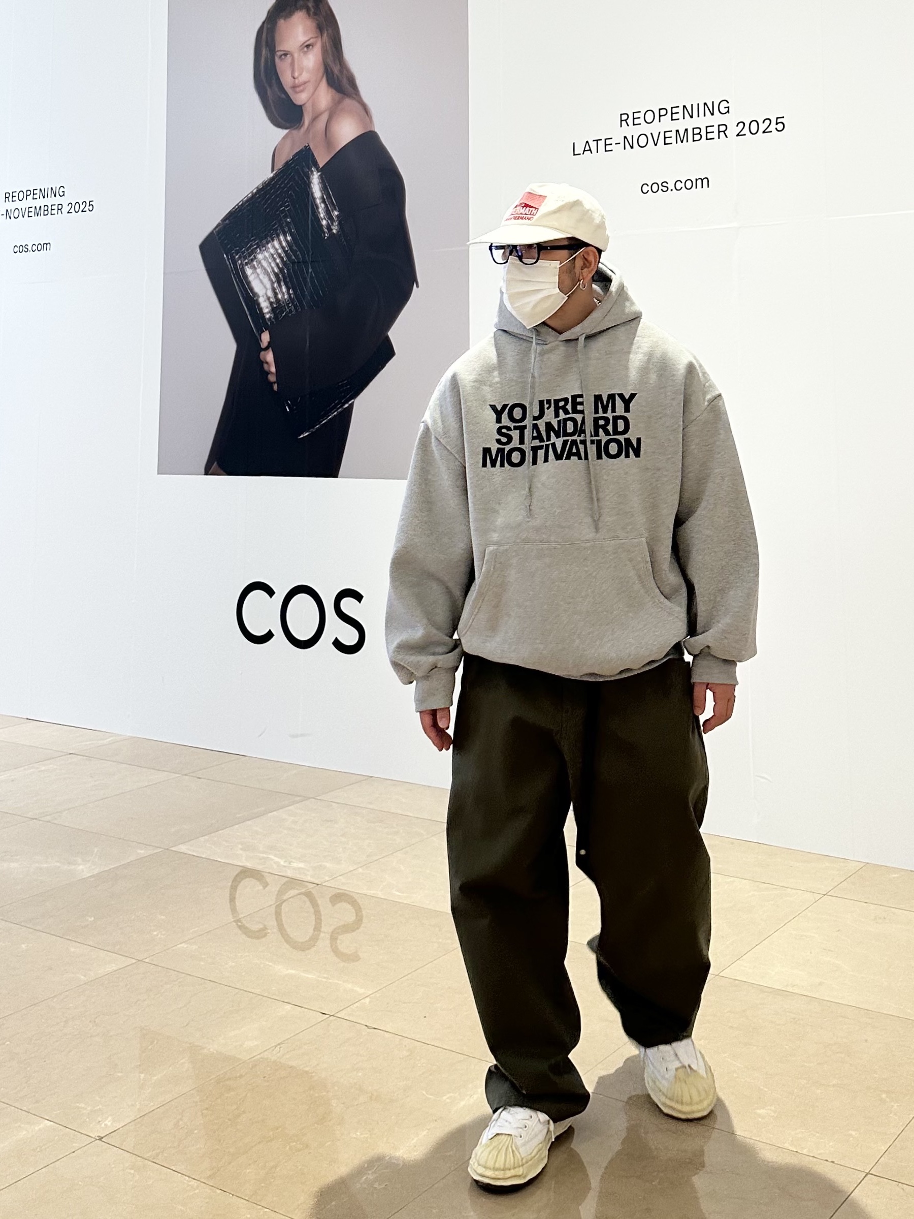 STU X MIZUNO Tuck Pants Khaki, Maison Mihara Yasuhiro Blakey VL OG Sole Canvas Low-top Sneakers White 착용 스타일 - 3