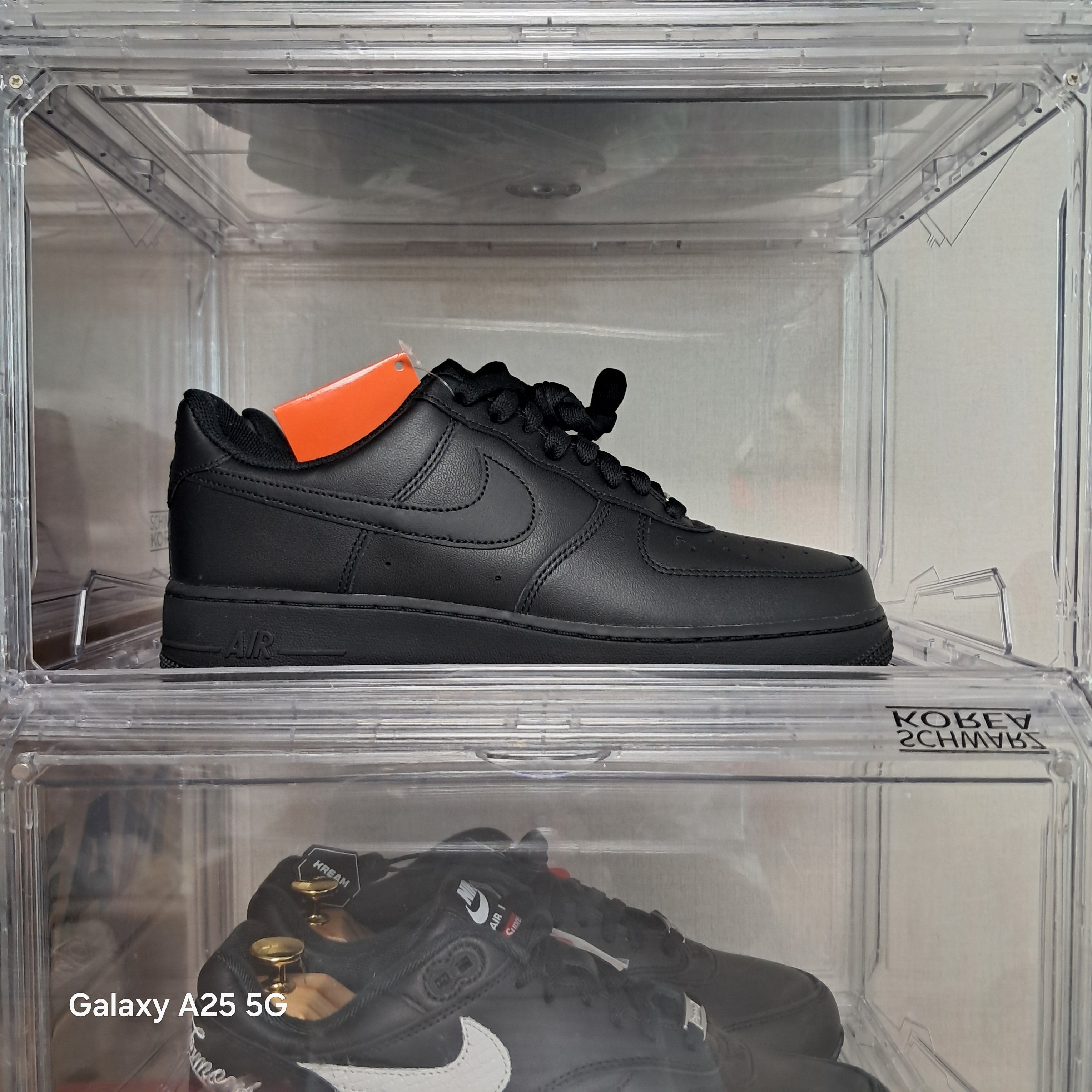 Nike Air Force 1 '07 Low Triple Black 착용 스타일 - 3