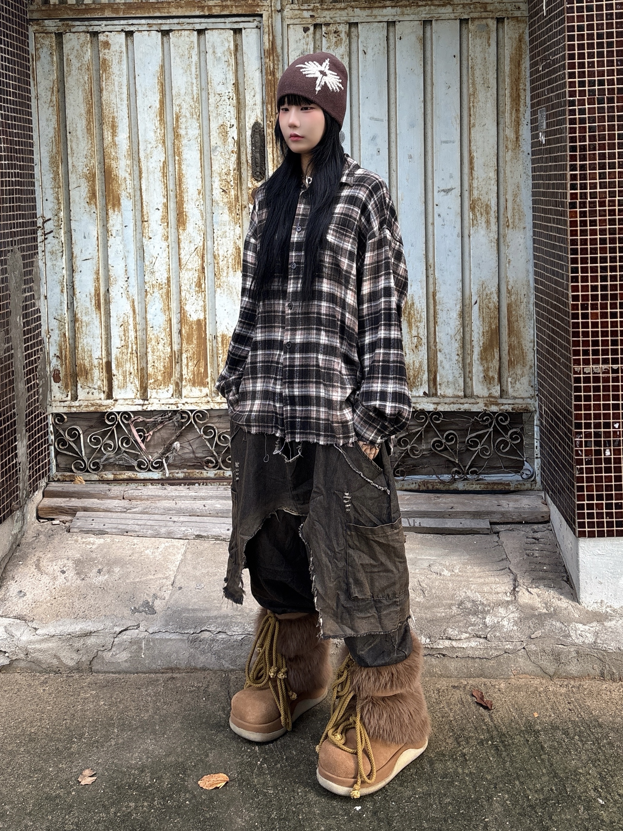 DEFGARMENTS Fire Work Beanie Brown 착용 스타일 - 2
