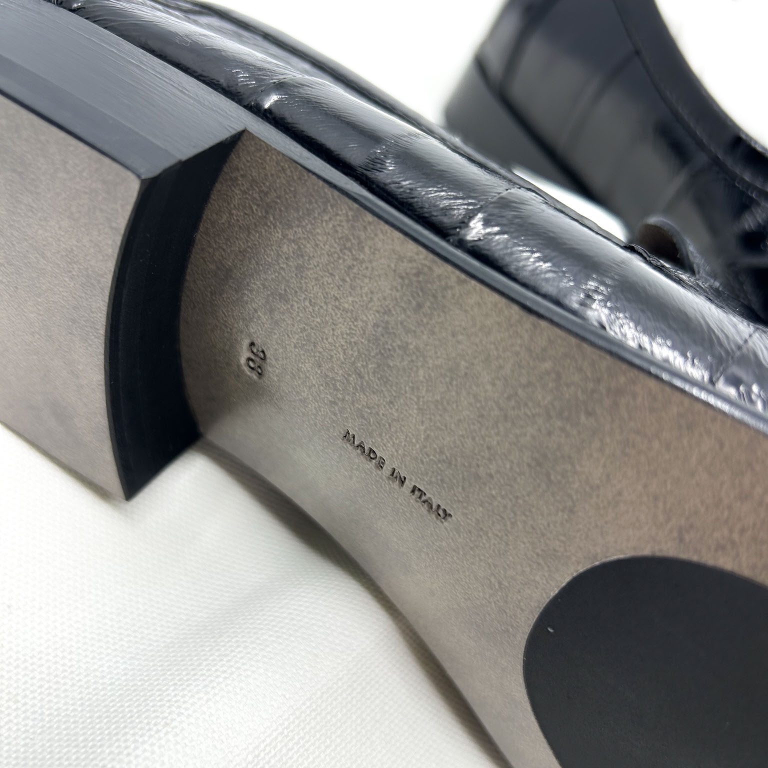 (W) The Row Soft Loafer in Eel Skin Black 착용 스타일 - 3