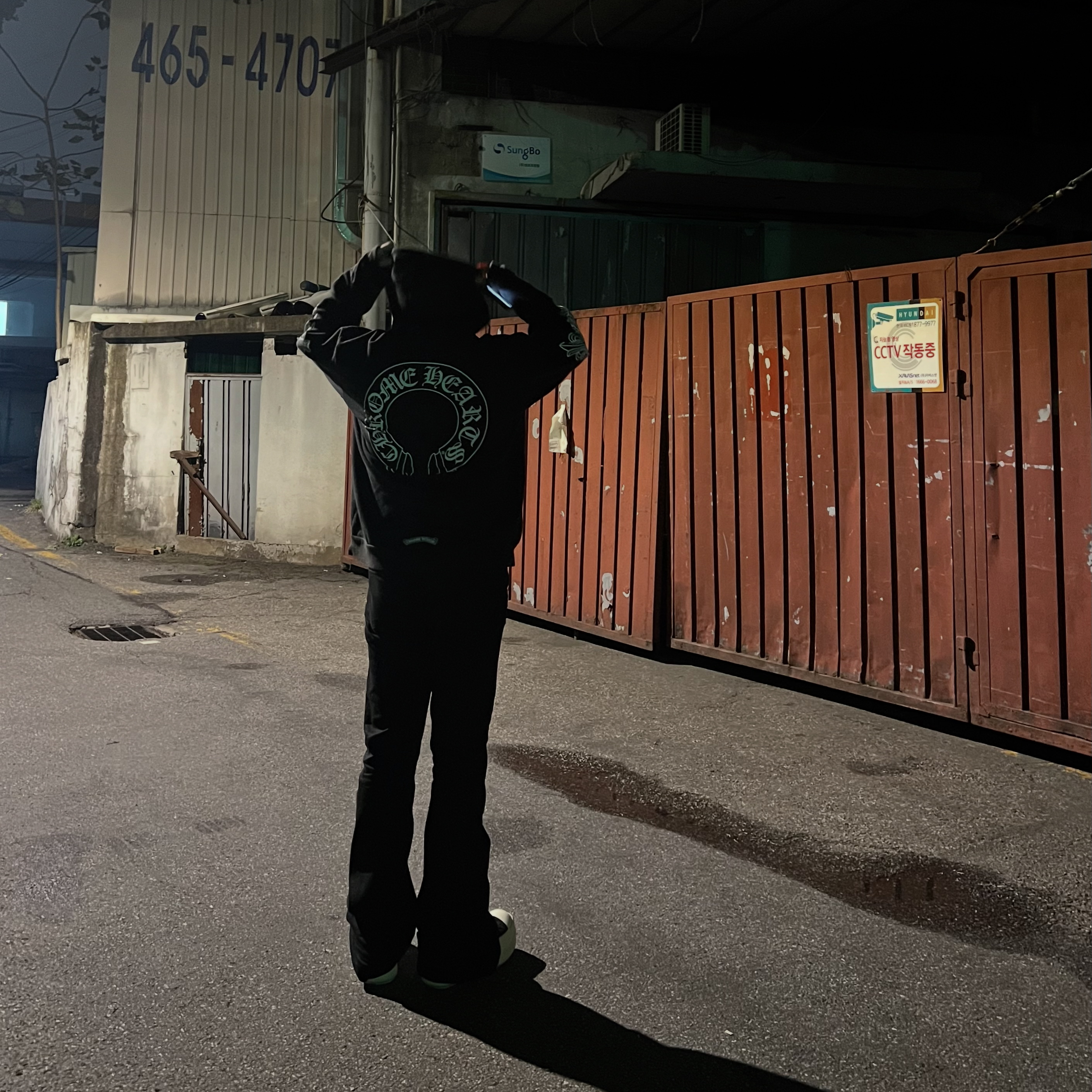 Chrome Hearts Horseshoe Floral Hoodie Black, Undermycar Mu.30 Anti Fxxking Logo Play Stretch Flare Black Jeans 착용 스타일