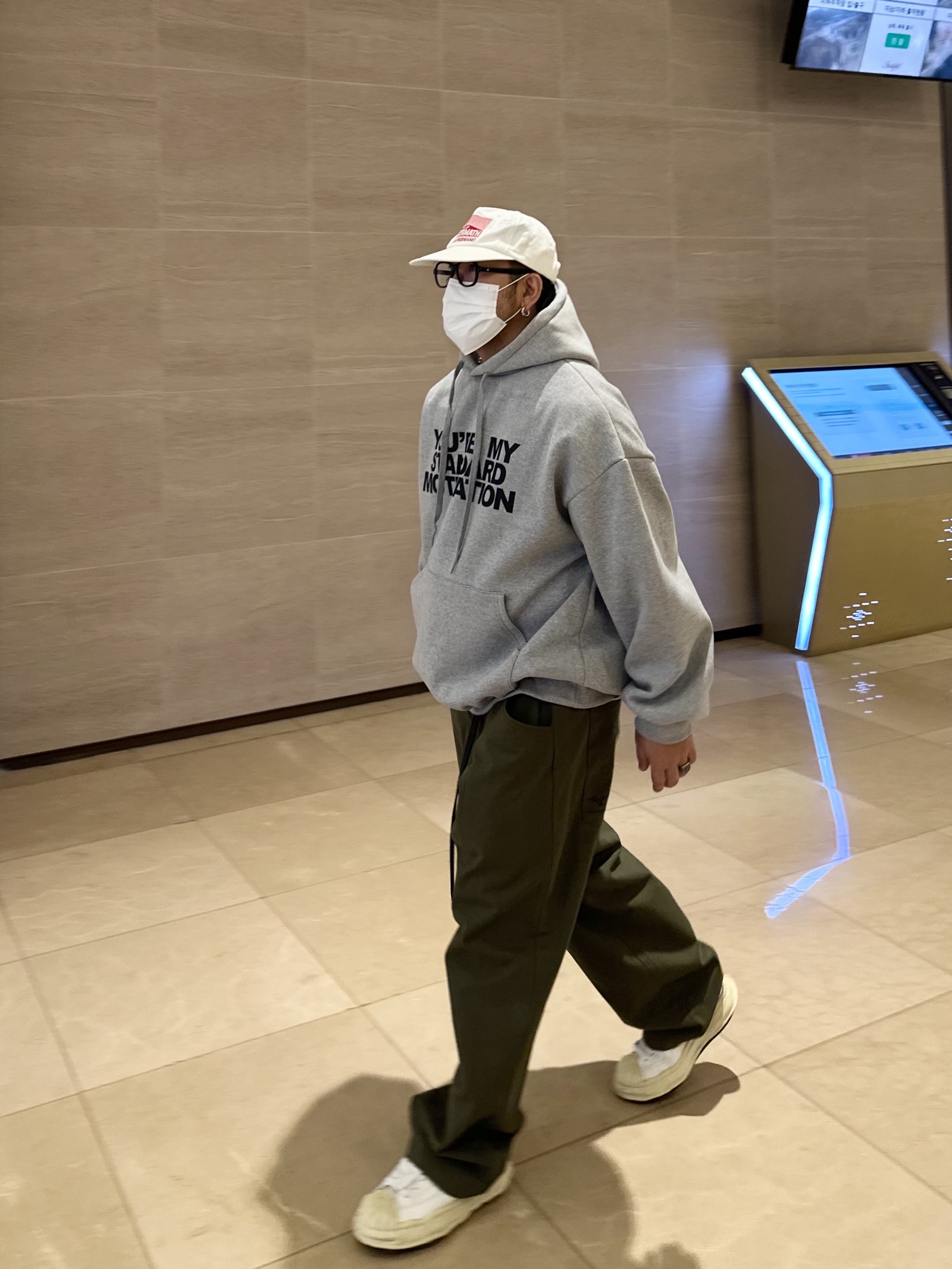 STU X MIZUNO Tuck Pants Khaki, Maison Mihara Yasuhiro Blakey VL OG Sole Canvas Low-top Sneakers White 착용 스타일 - 1