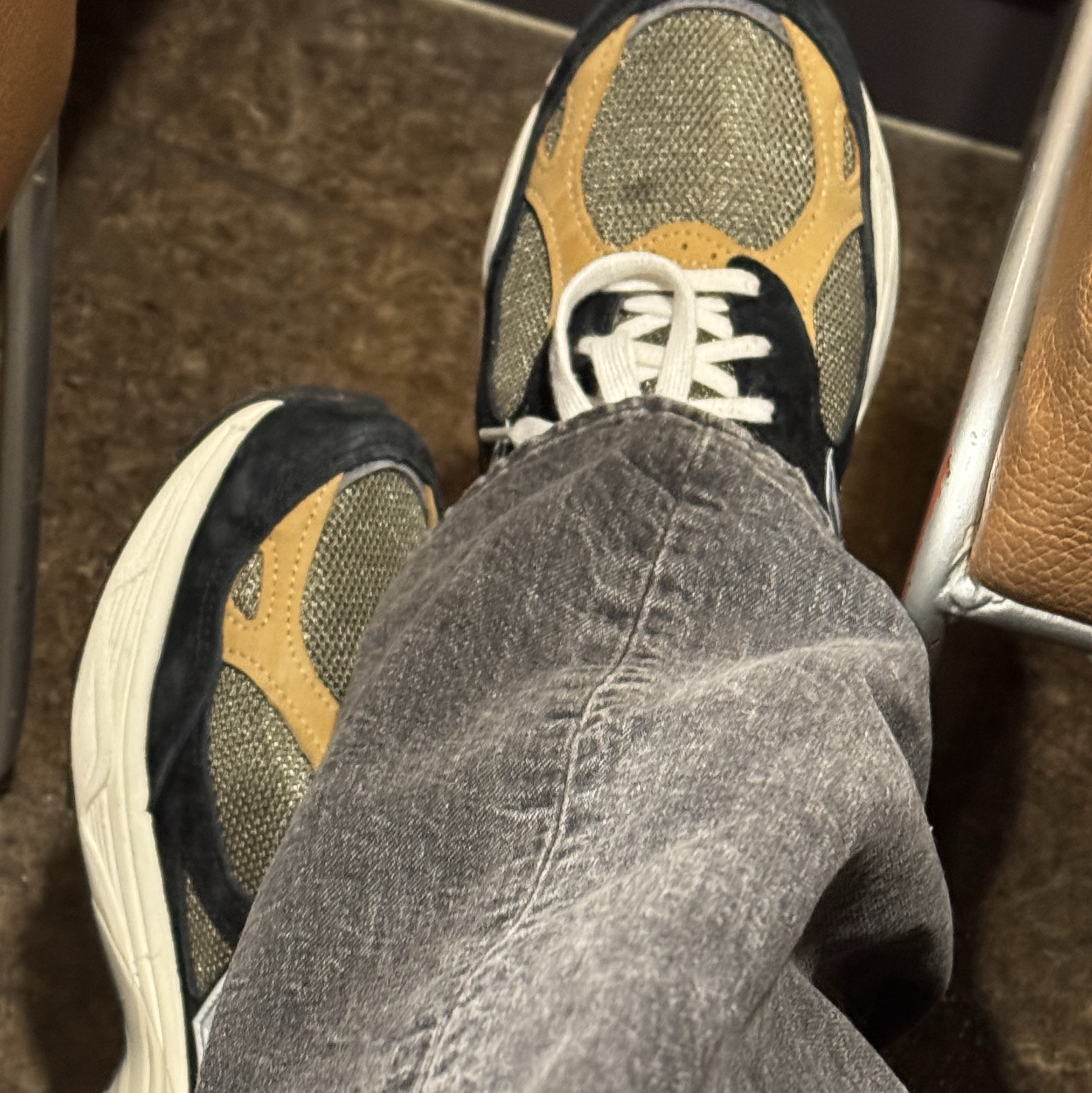 New Balance 990v3 Made in USA Black Tan 착용 스타일
