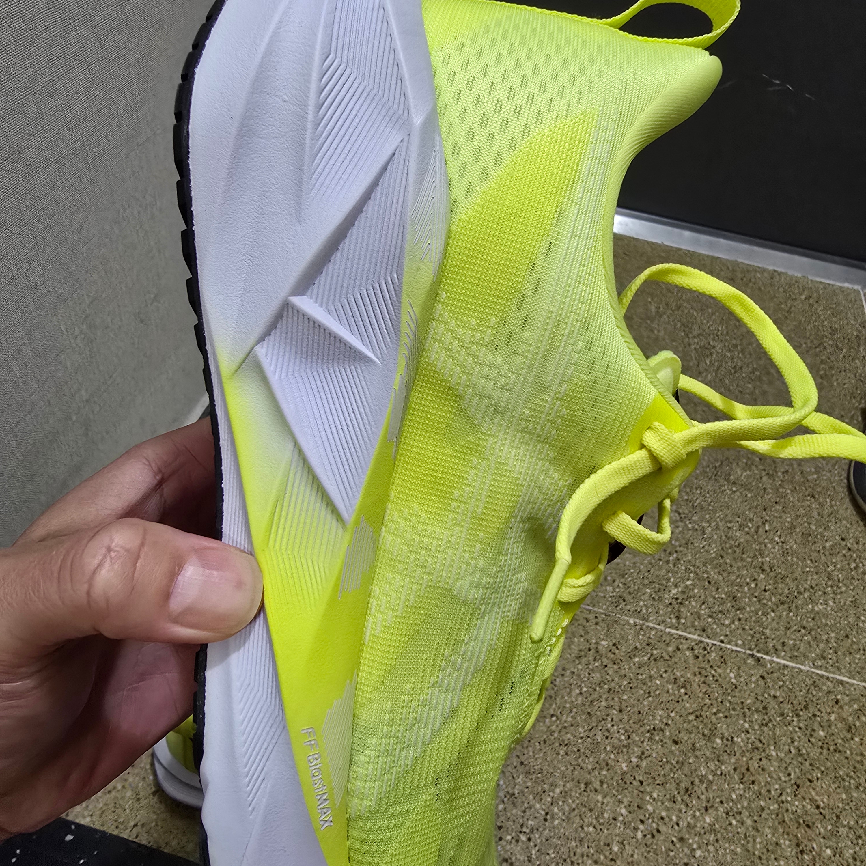 Asics Novablast 5 Citron White 착용 스타일 - 3