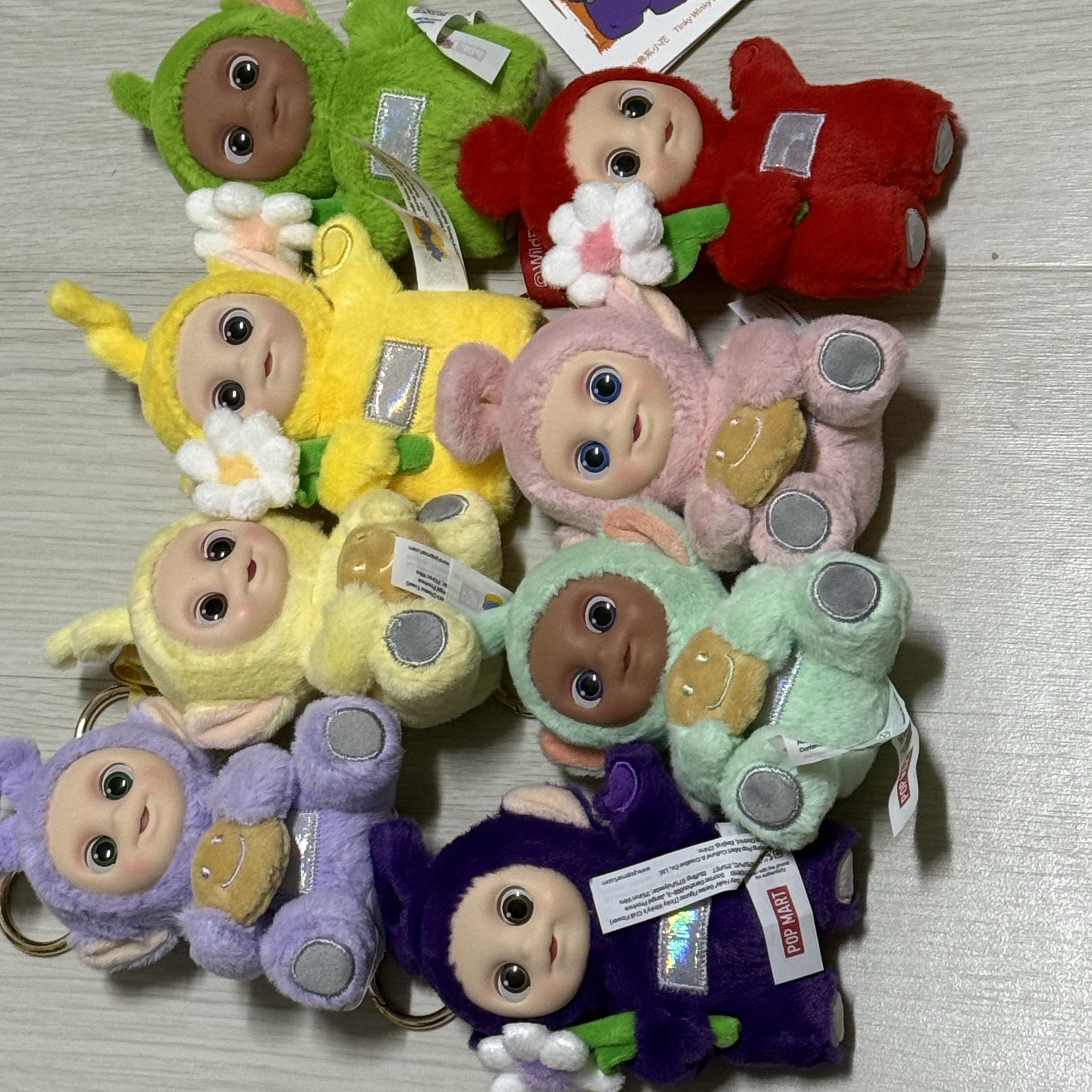 Pop Mart Teletubbies Say Hello Series Figures Sealed Case (8 Blind Boxes) 착용 스타일