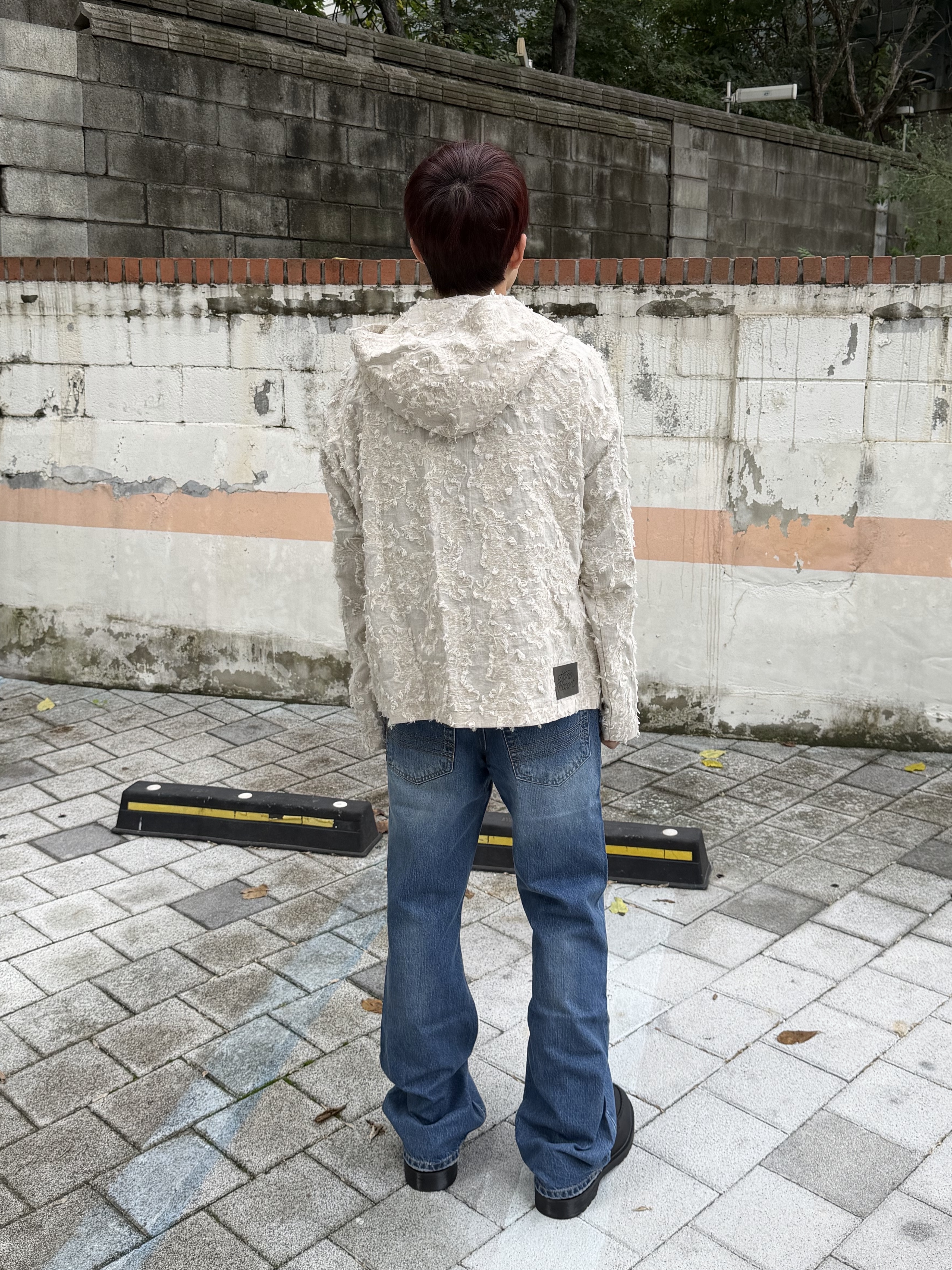 Hono Report Hooded Zip-Up White Sand, Hono Report Bell Bottom Denim Pants Blue 착용 스타일 - 2