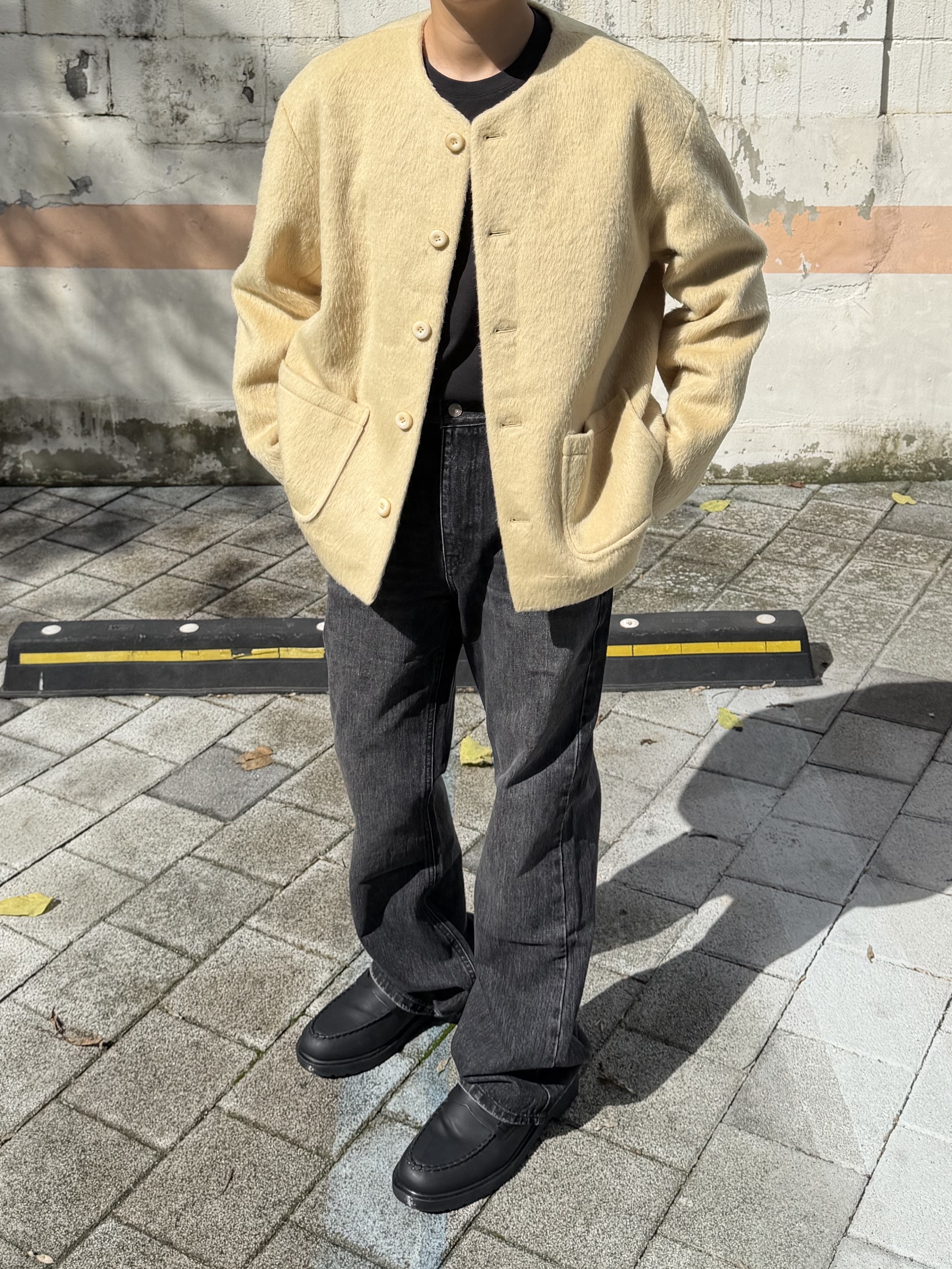 Hono Report Collarless Cardigan Butter, Hono Report Bell Bottom Denim Pants Black 착용 스타일 - 3