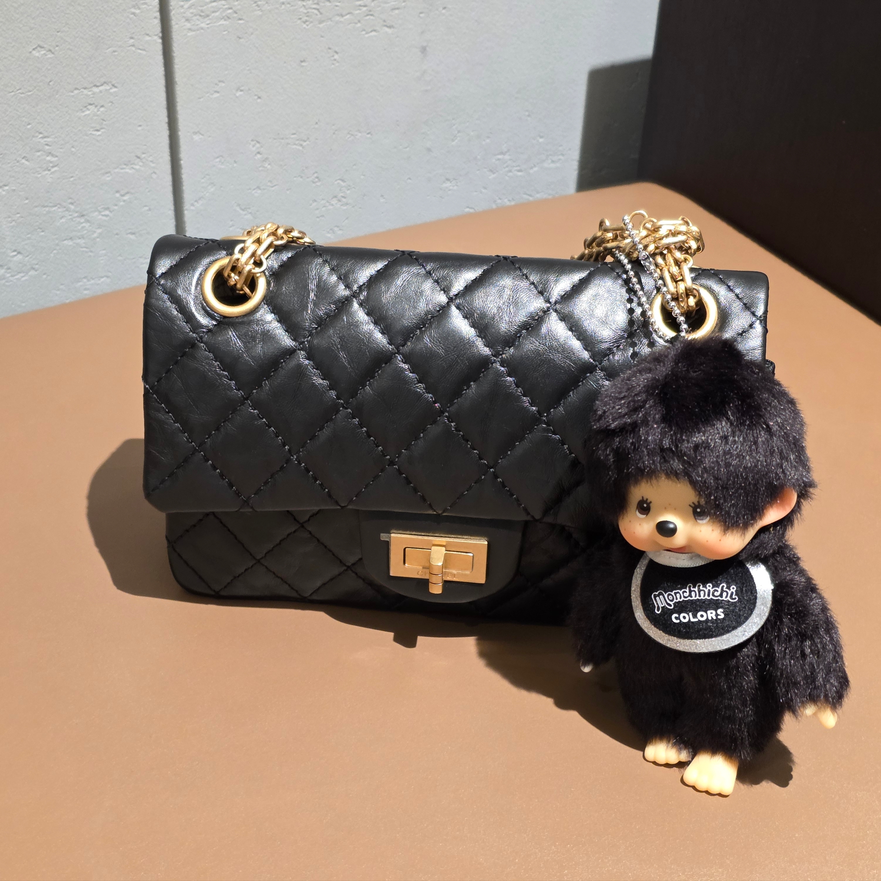 Monchhichi Colors Key Chain Black, Chanel Mini 2.55 Handbag Aged Calfskin & Gold Black 착용 스타일 - 1