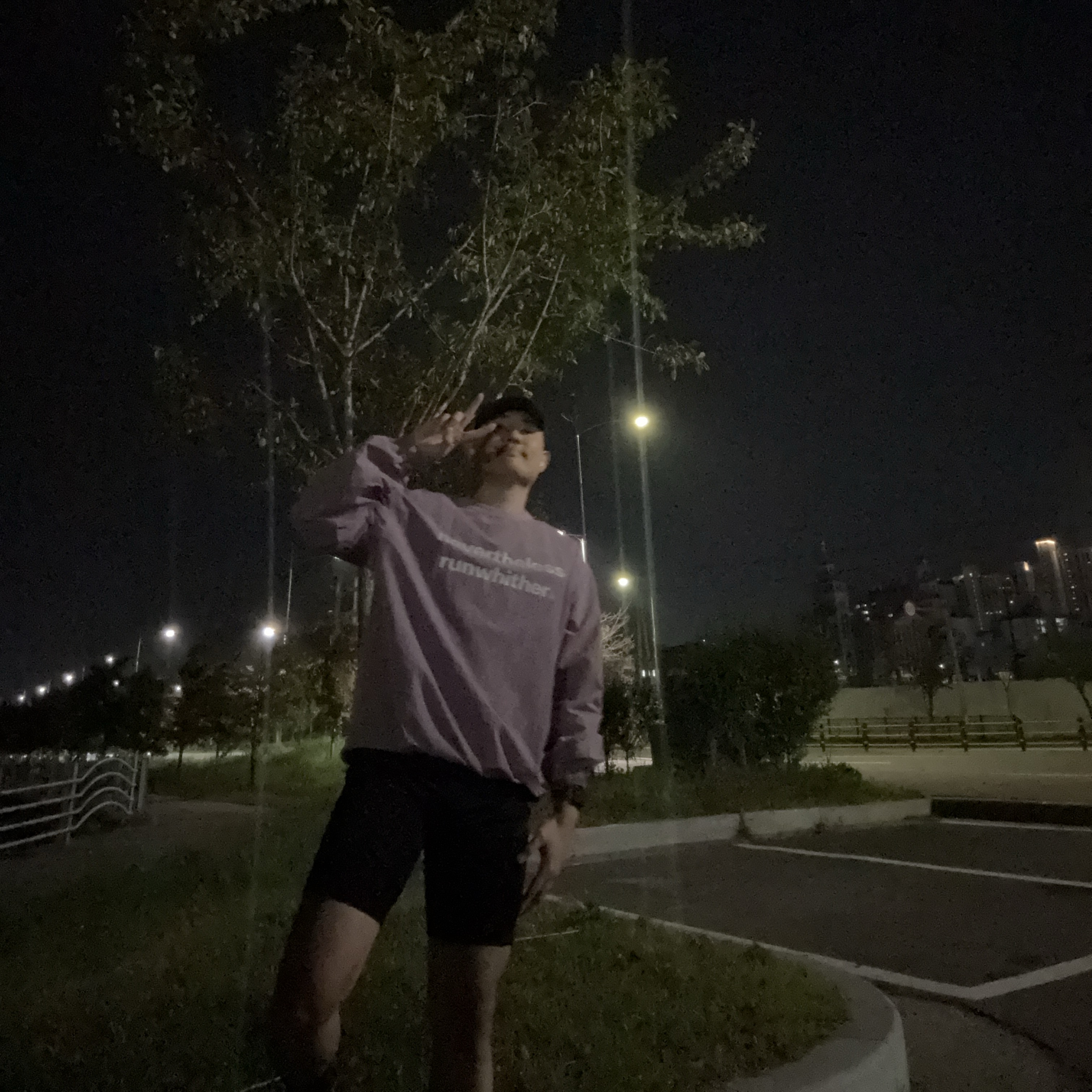 [KREAM 단독] runwhither Windbreaker MTM V2 Purple 착용 스타일