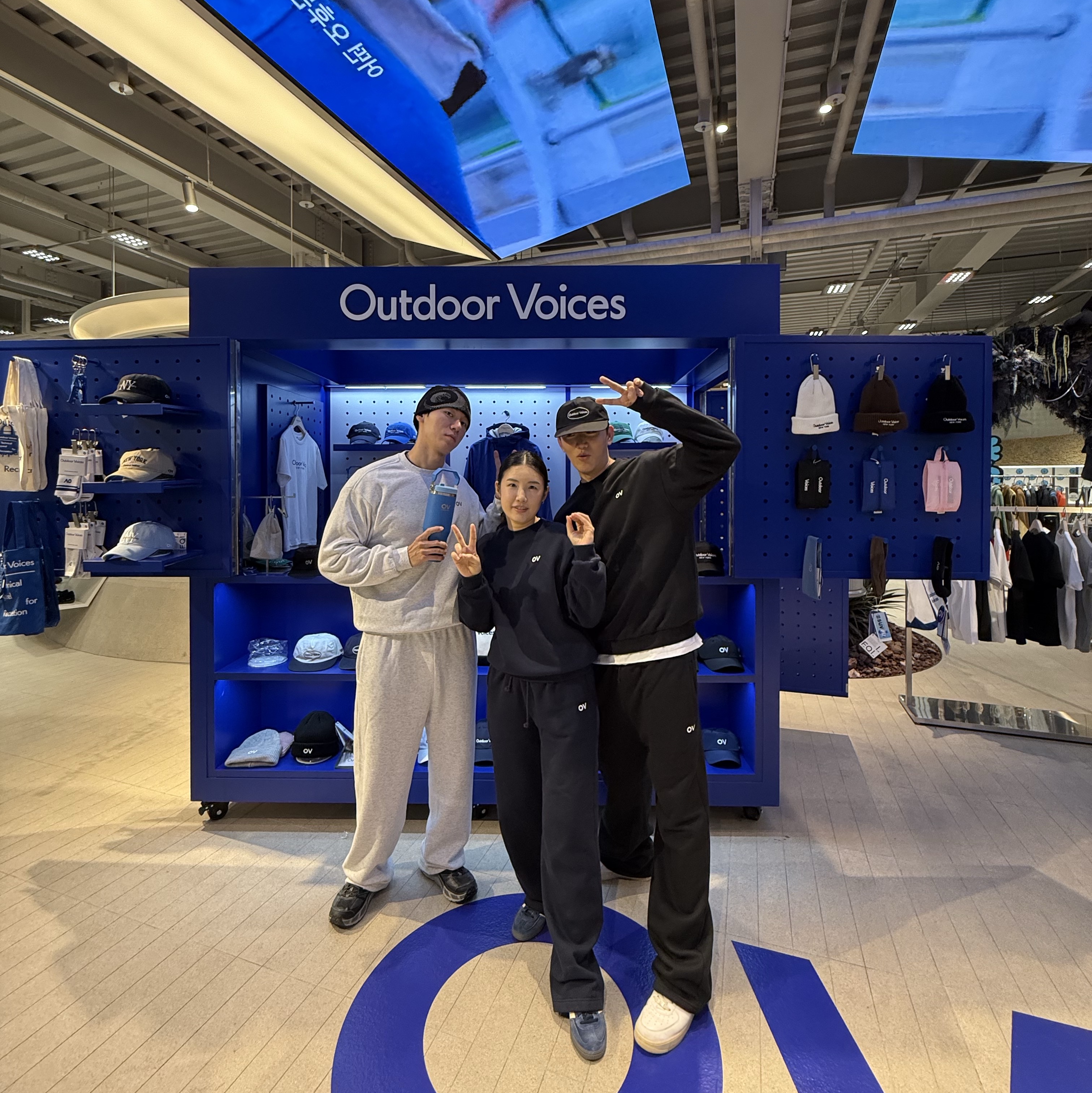 Outdoor Voices Logo Sweatshirt Black, Outdoor Voices Logo Sweatpants Navy 착용 스타일