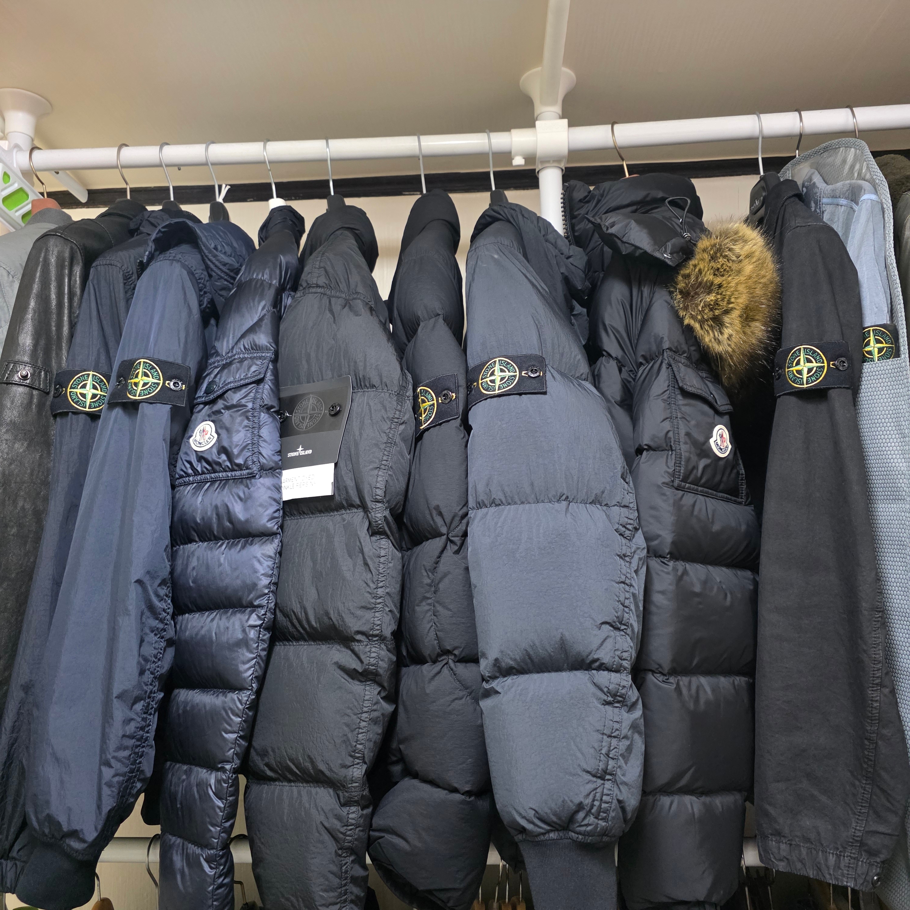 Stone Island 4100010 Crinkle Reps NY Recycled Nylon Down Jacket with Wind Resistant Black - 25FW 착용 스타일 - 1