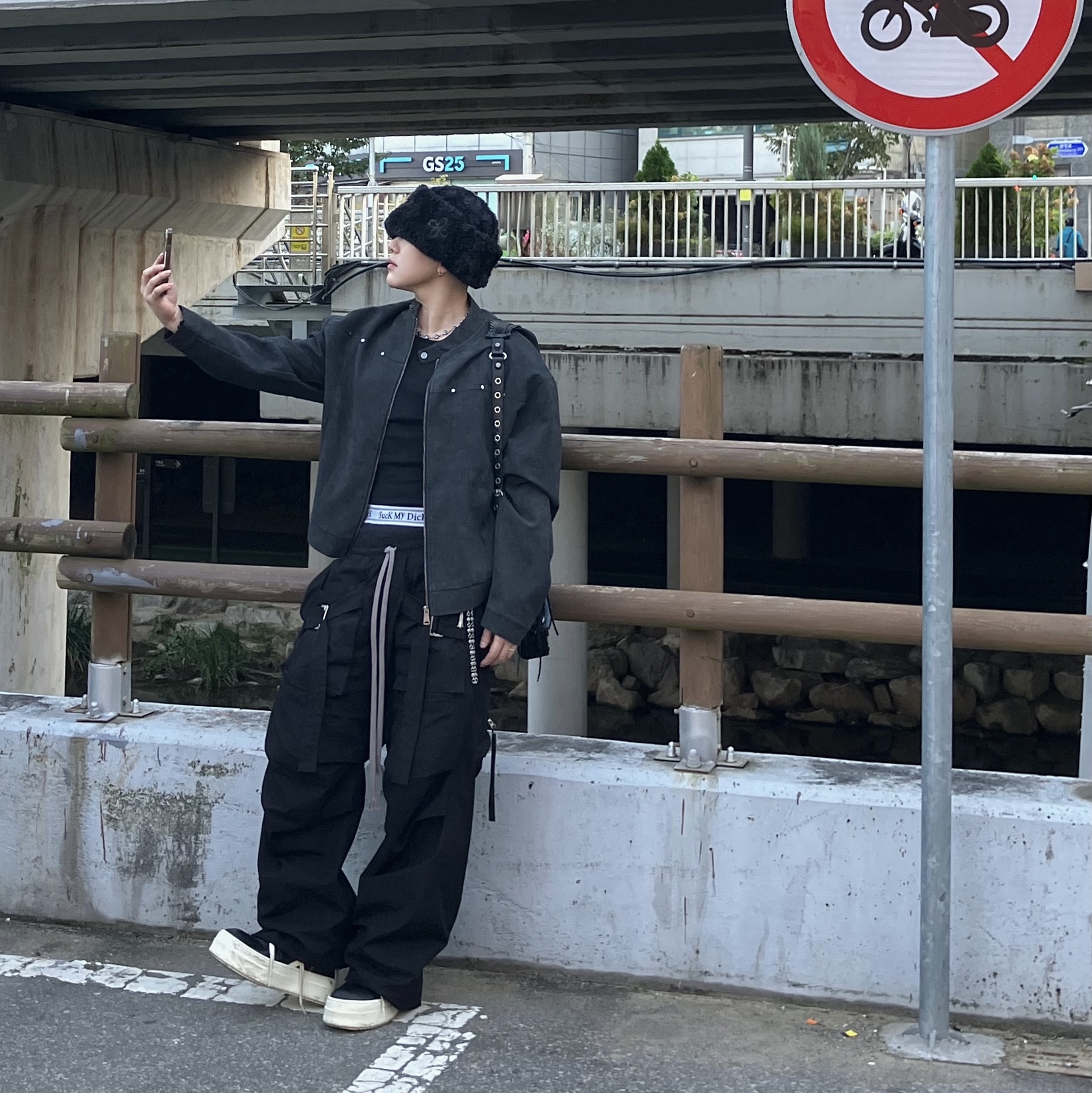 Surgery Leather Patch Fur Beanie Black, Rick Owens Hollywood Mega Bumper Geobasket in Full Grain Calf Leather Black Milk 착용 스타일 - 4